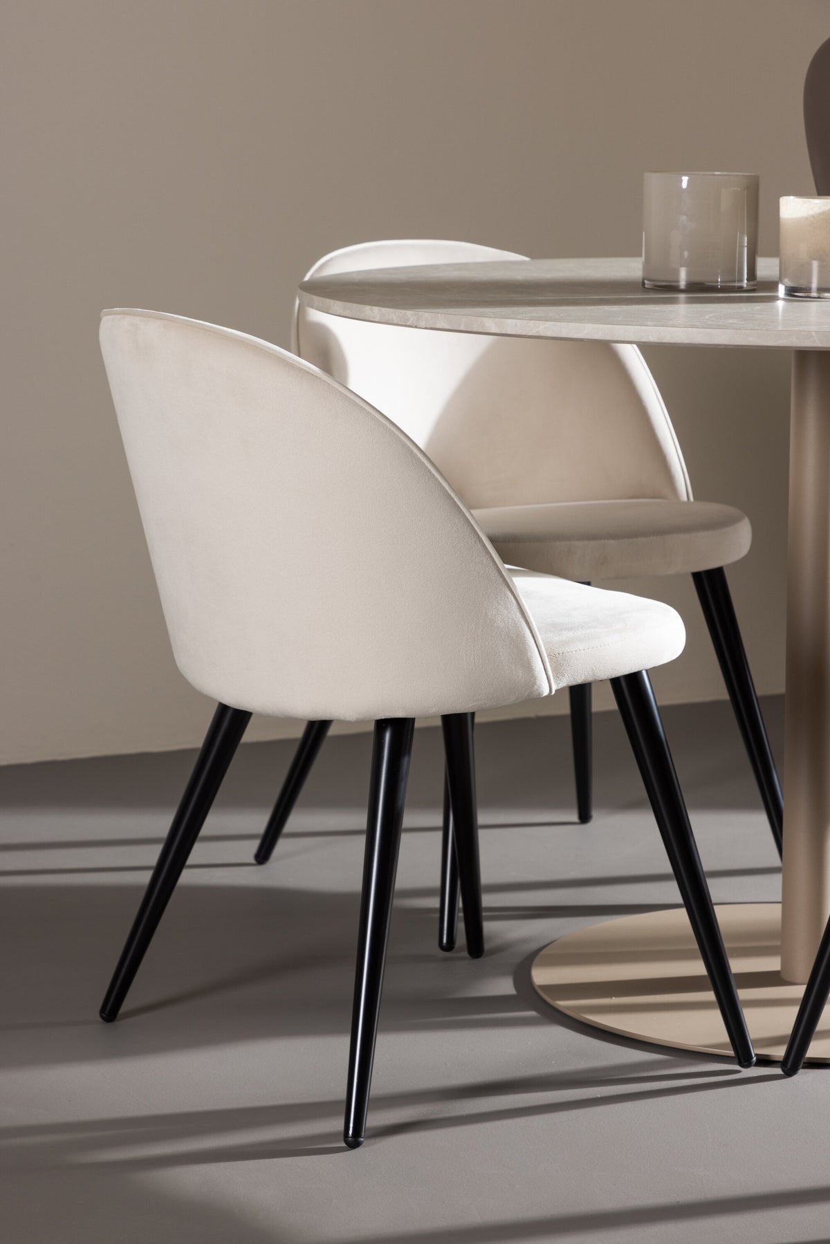 Lycke Esstisch mit Velvet Stühlen in  präsentiert im Onlineshop von KAQTU Design AG. Bartischset ist von Venture Home