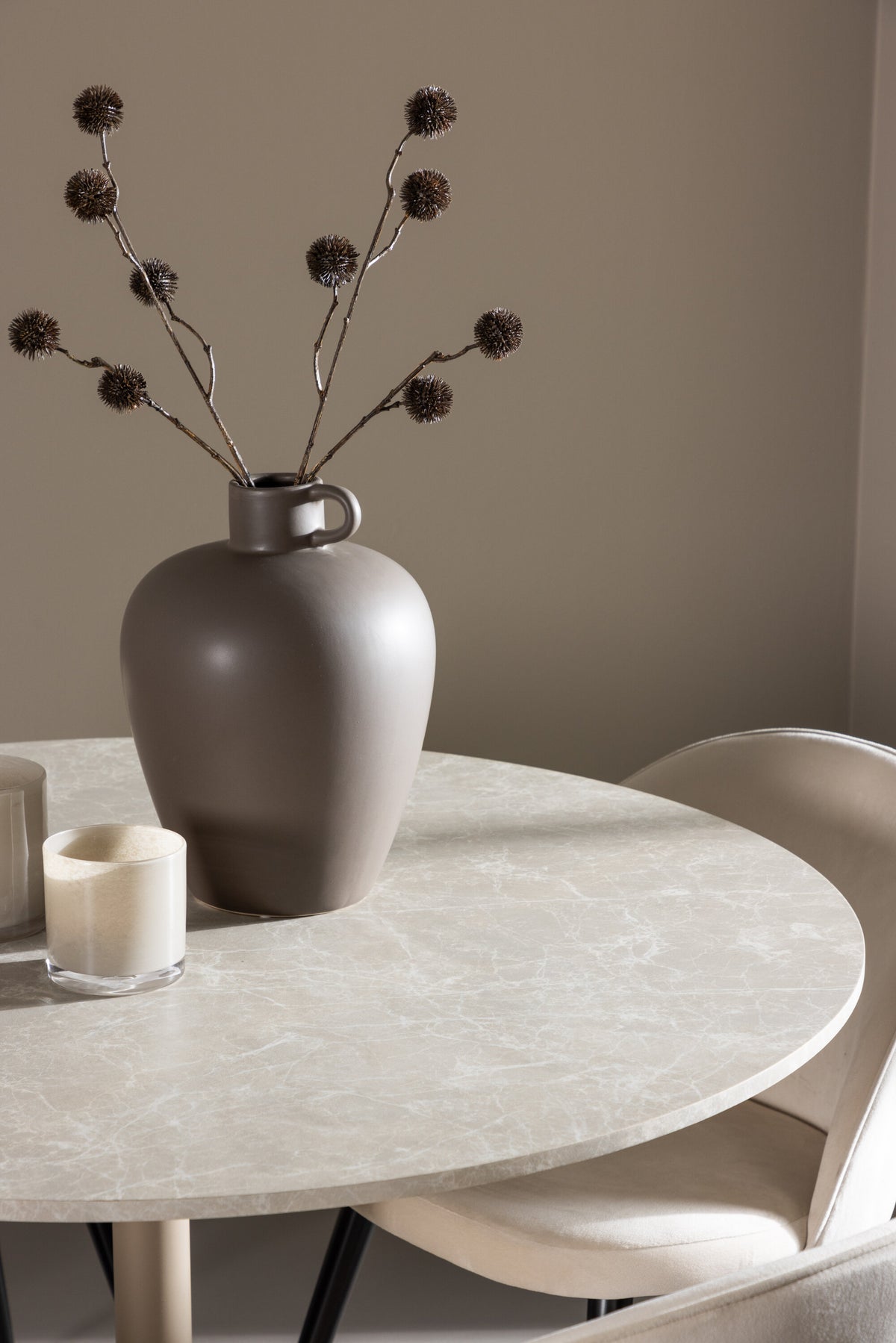 Lycke Esstisch mit Velvet Stühlen in  präsentiert im Onlineshop von KAQTU Design AG. Bartischset ist von Venture Home