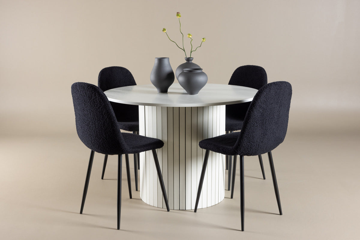 Härön Esstisch mit Polar Stühlen in Schwarz präsentiert im Onlineshop von KAQTU Design AG. Esszimmerset ist von Venture Home