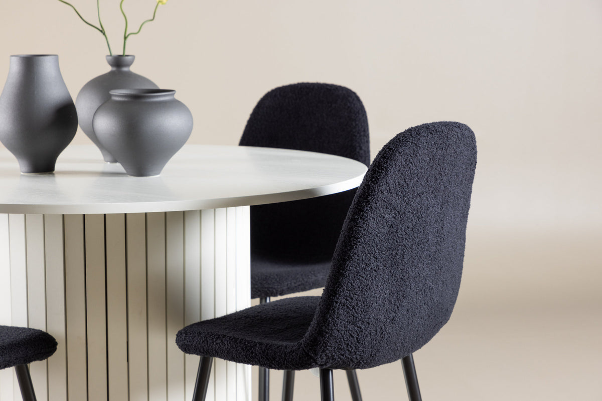 Härön Esstisch mit Polar Stühlen in Schwarz präsentiert im Onlineshop von KAQTU Design AG. Esszimmerset ist von Venture Home