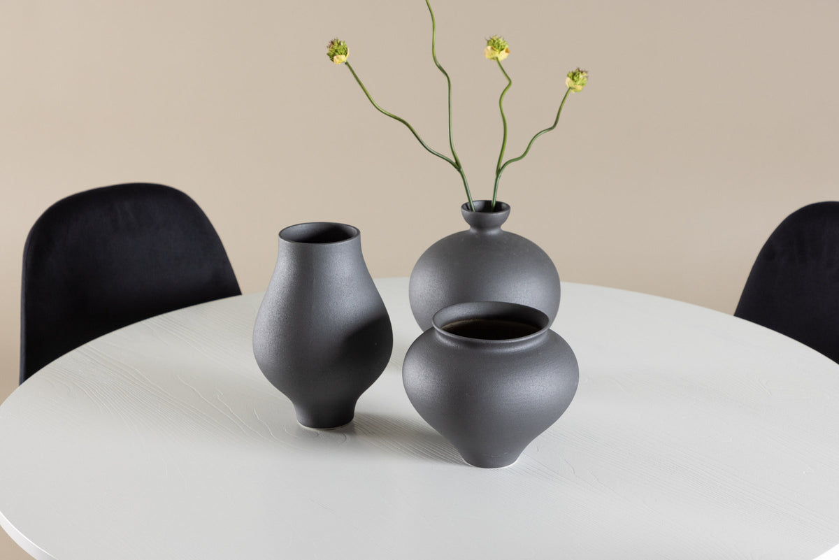 Härön Esstisch mit Polar Stühlen in Schwarz präsentiert im Onlineshop von KAQTU Design AG. Esszimmerset ist von Venture Home
