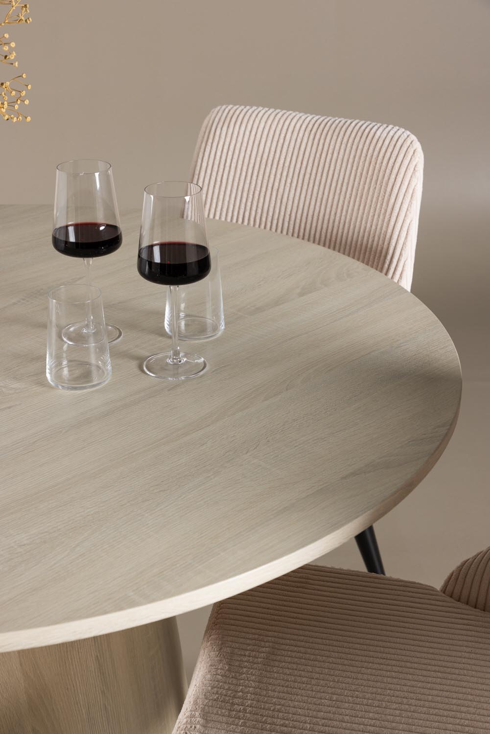 Lanzo Esstisch mit Leone Stühlen in  präsentiert im Onlineshop von KAQTU Design AG. Bartischset ist von Venture Home