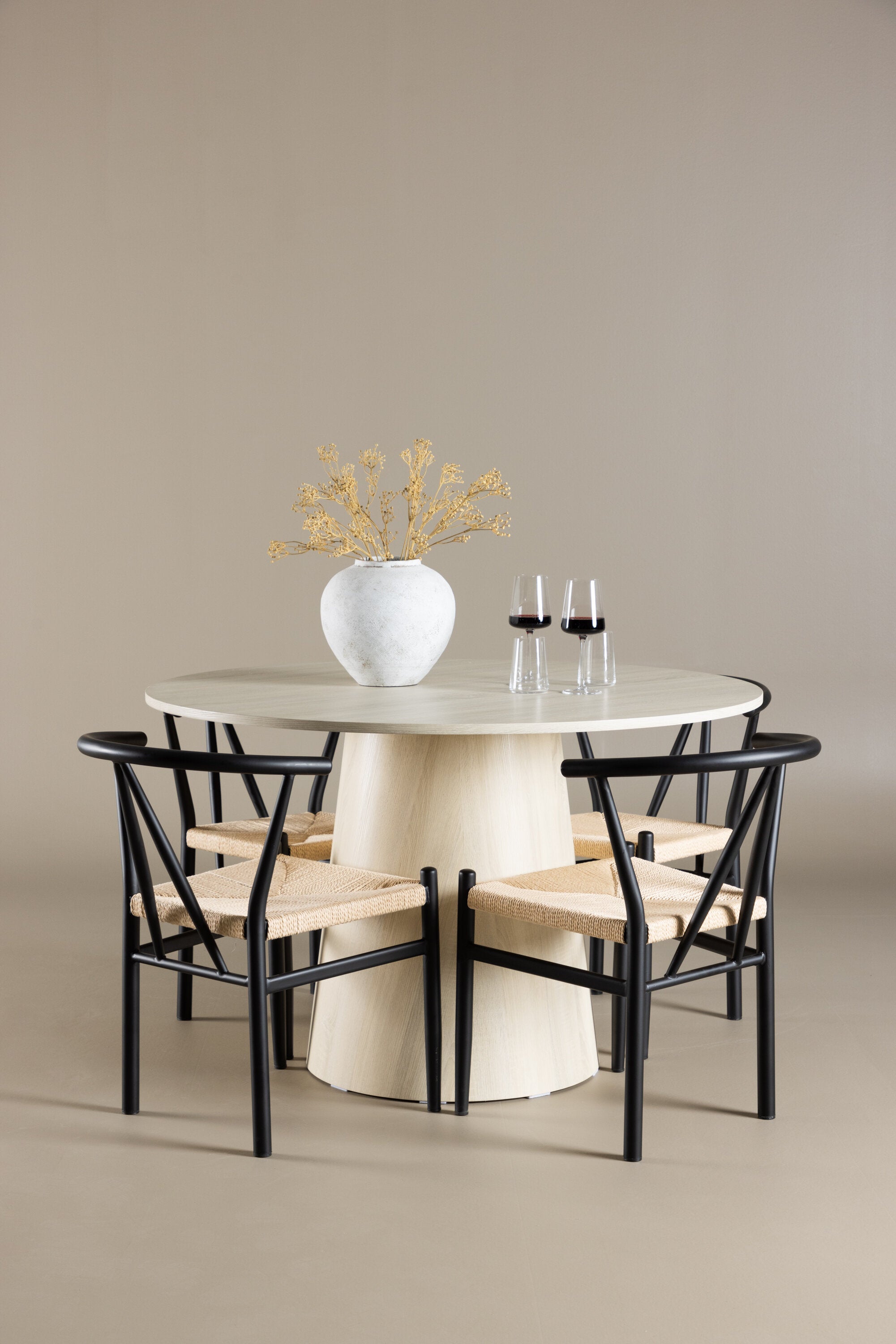 Lanzo Esszimmertisch mit Alfons Stühlen in  präsentiert im Onlineshop von KAQTU Design AG. Bartischset ist von Venture Home