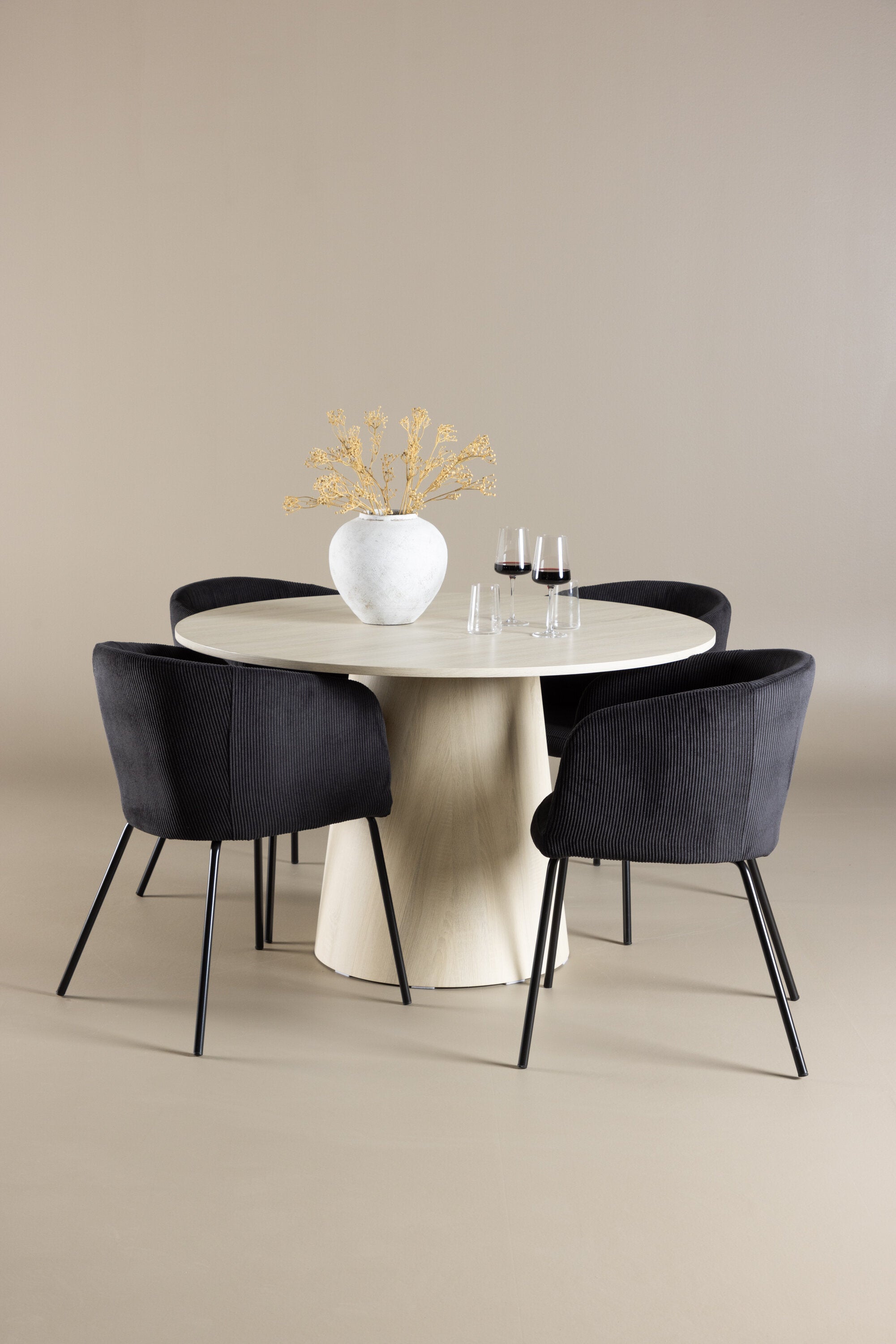 Lanzo Esstisch mit Stühlen von Berit in  präsentiert im Onlineshop von KAQTU Design AG. Bartischset ist von Venture Home