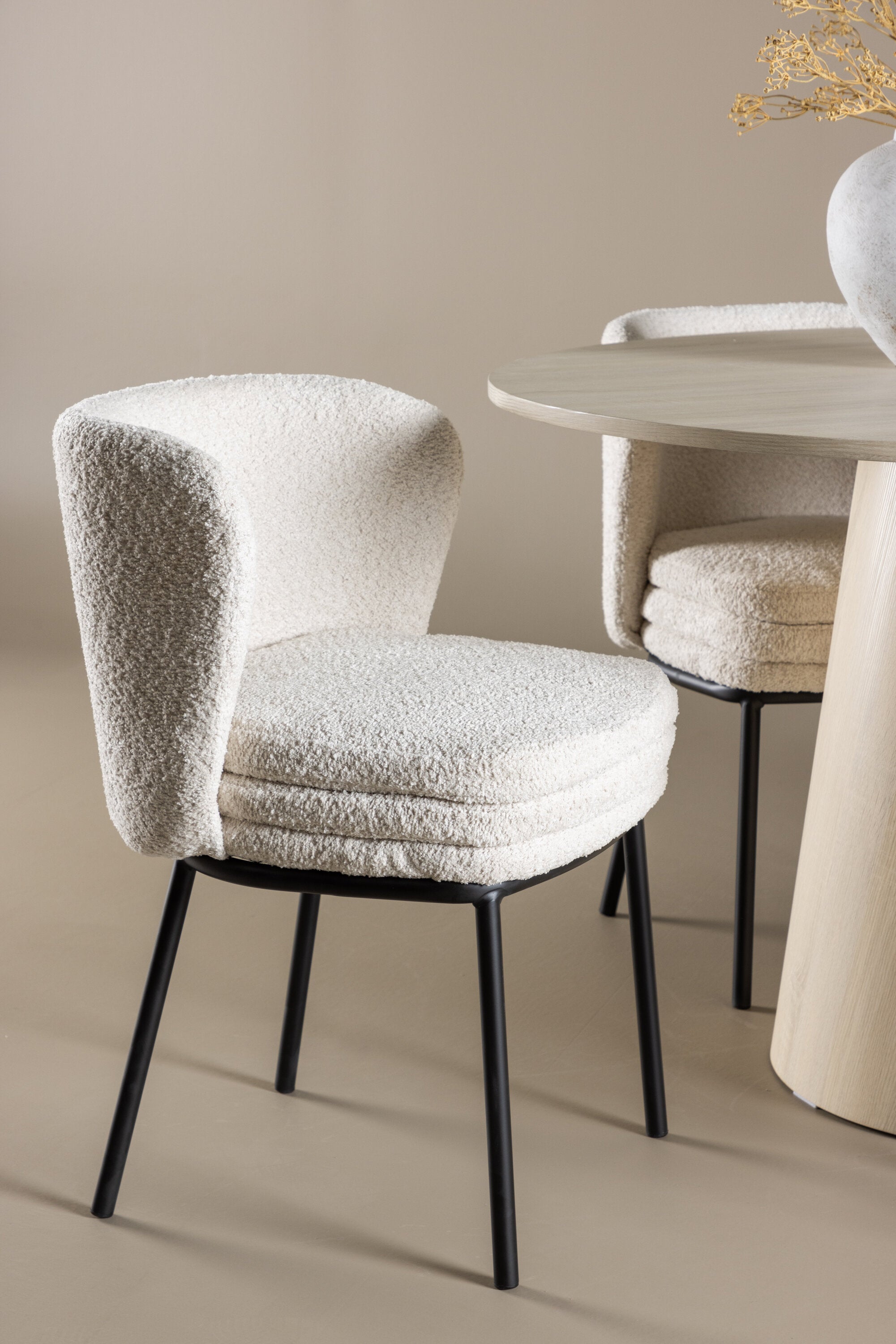 Lanzo Esstisch mit Agnes Stühlen in  präsentiert im Onlineshop von KAQTU Design AG. Bartischset ist von Venture Home