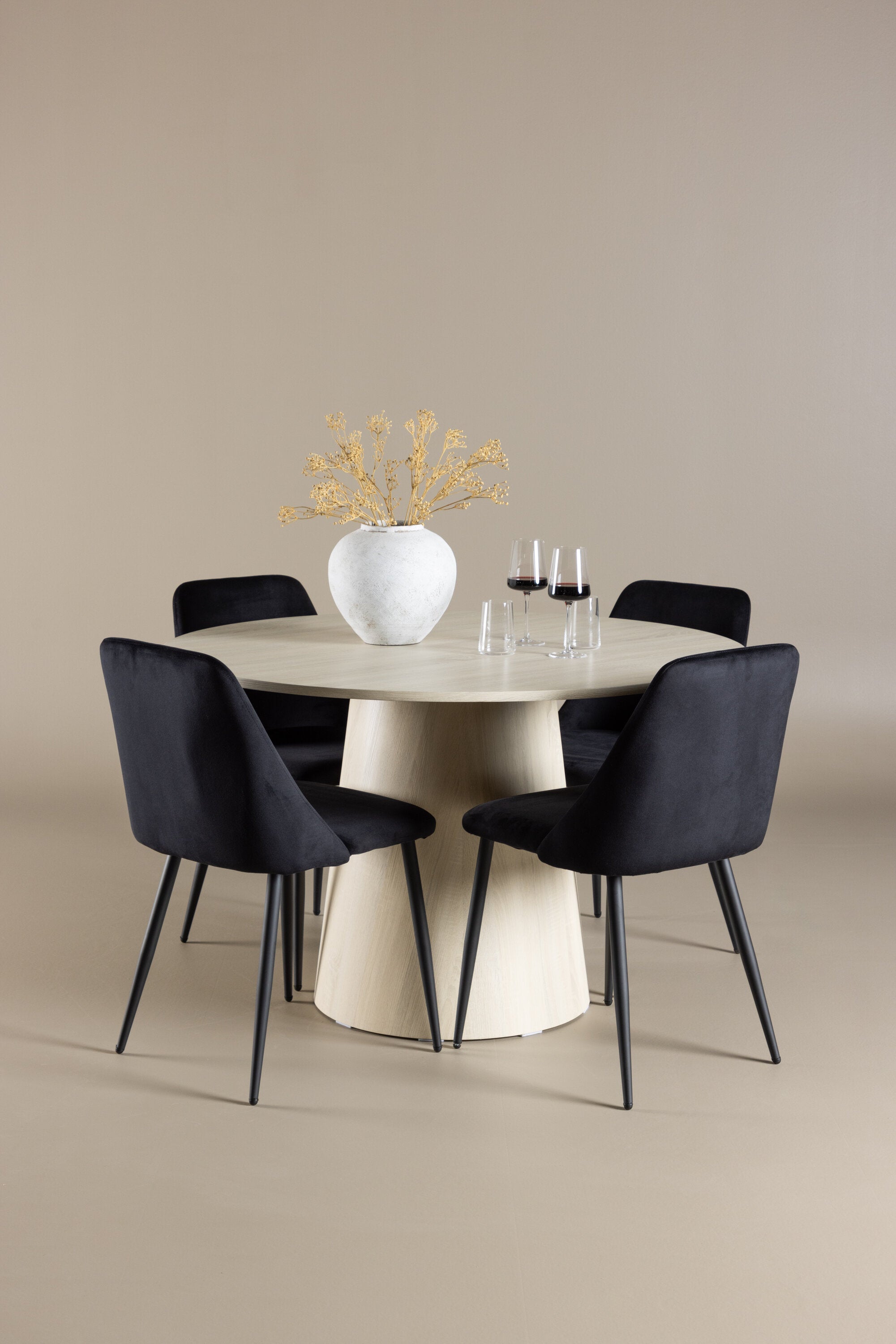 Lanzo Esstisch mit Night Stühlen in  präsentiert im Onlineshop von KAQTU Design AG. Bartischset ist von Venture Home