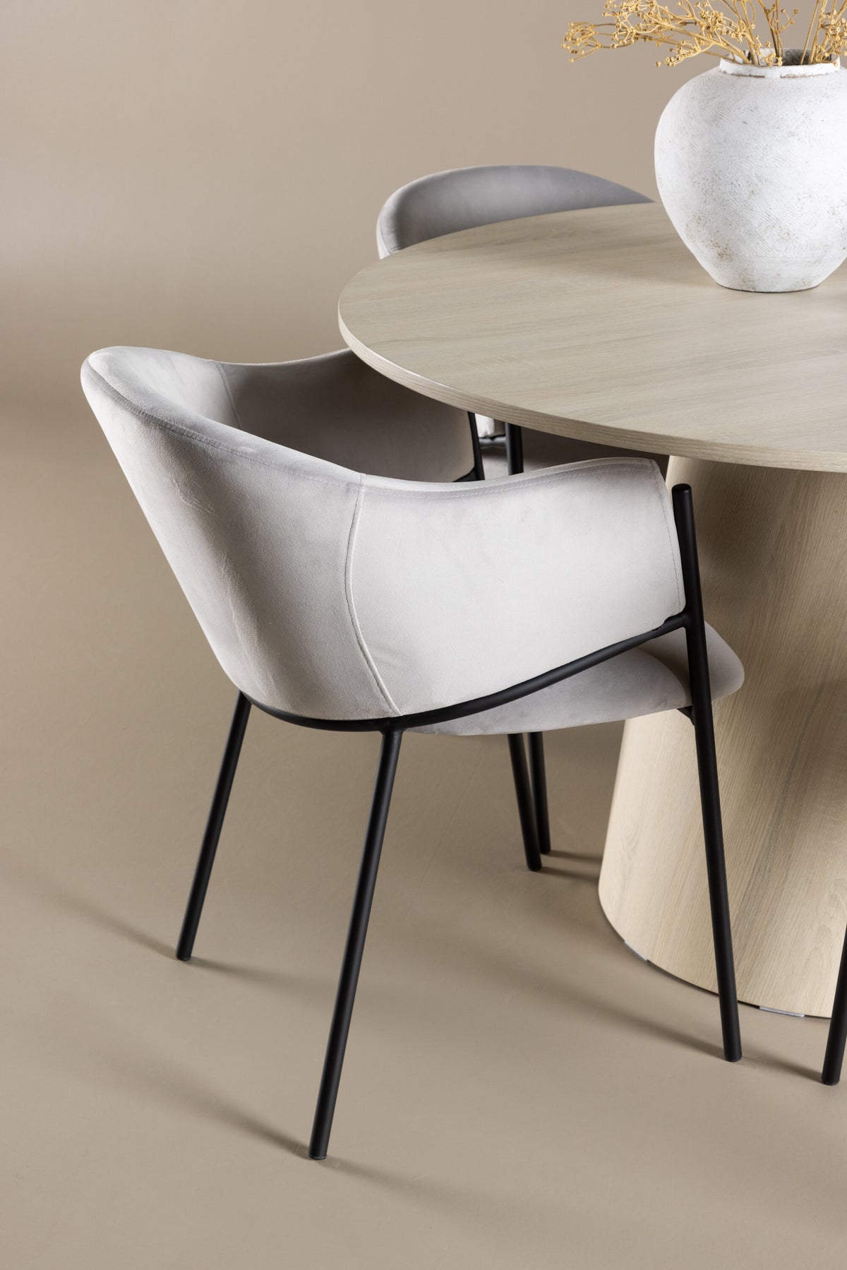Lanzo Esstisch mit Evelina Stühlen in  präsentiert im Onlineshop von KAQTU Design AG. Bartischset ist von Venture Home