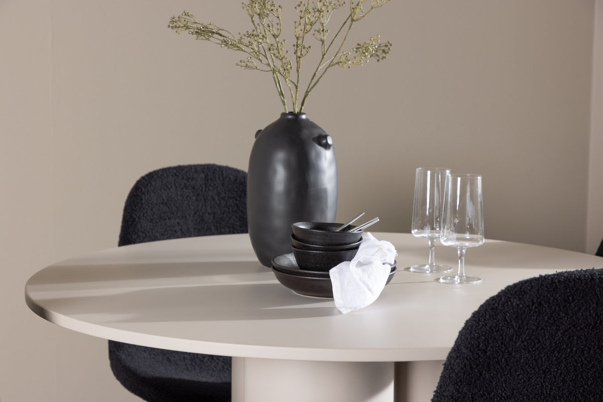 Olivia Esstisch mit Polar Stühlen in Schwarz präsentiert im Onlineshop von KAQTU Design AG. Esszimmerset ist von Venture Home