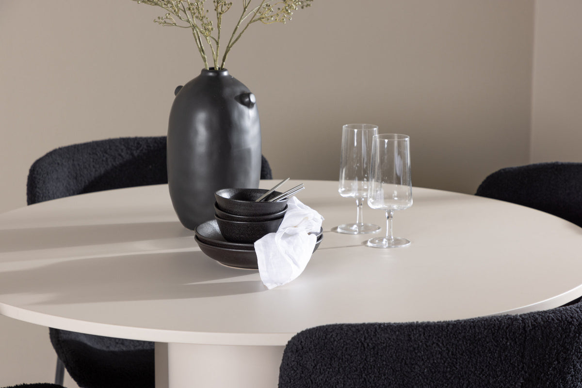 Olivia Esstisch mit Modesto Stühlen in Schwarz präsentiert im Onlineshop von KAQTU Design AG. Esszimmerset ist von Venture Home