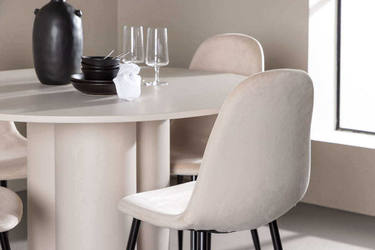 Olivia Esstisch mit Polar Stühlen in Beige präsentiert im Onlineshop von KAQTU Design AG. Esszimmerset ist von Venture Home