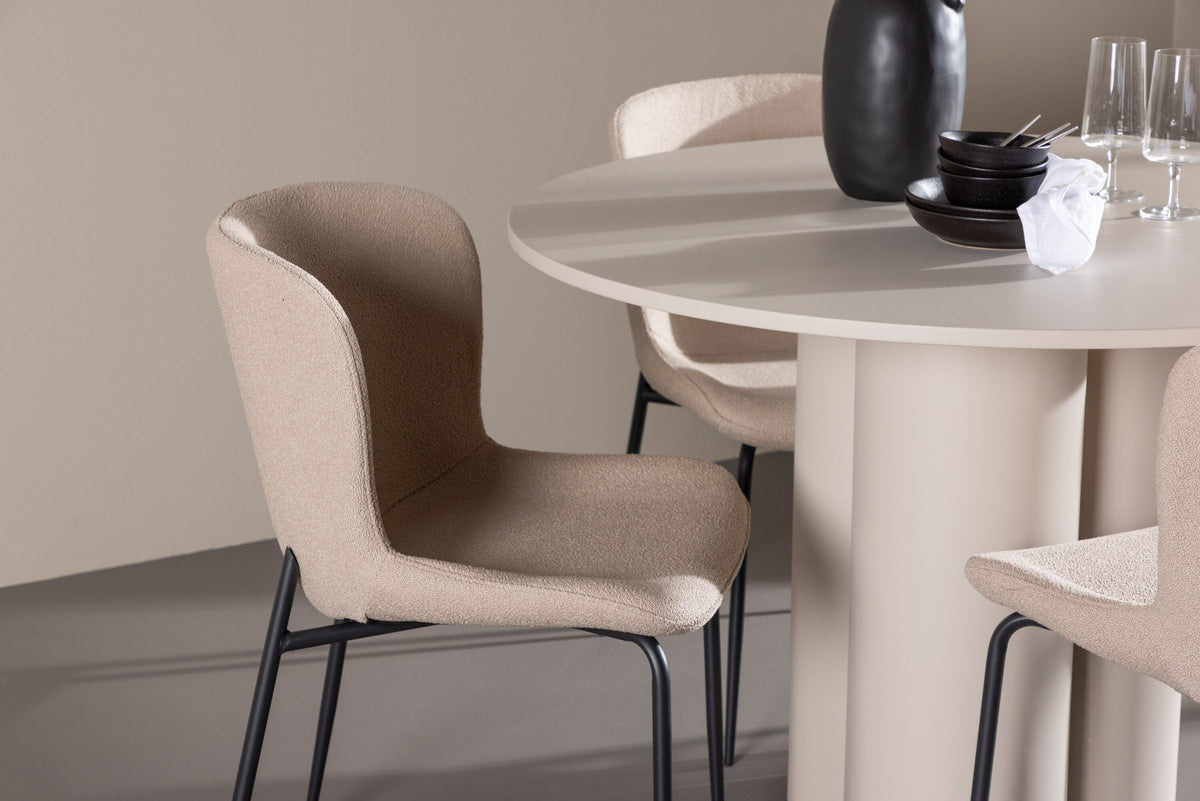 Olivia Esstisch mit Modesto Stühlen in Beige präsentiert im Onlineshop von KAQTU Design AG. Esszimmerset ist von Venture Home