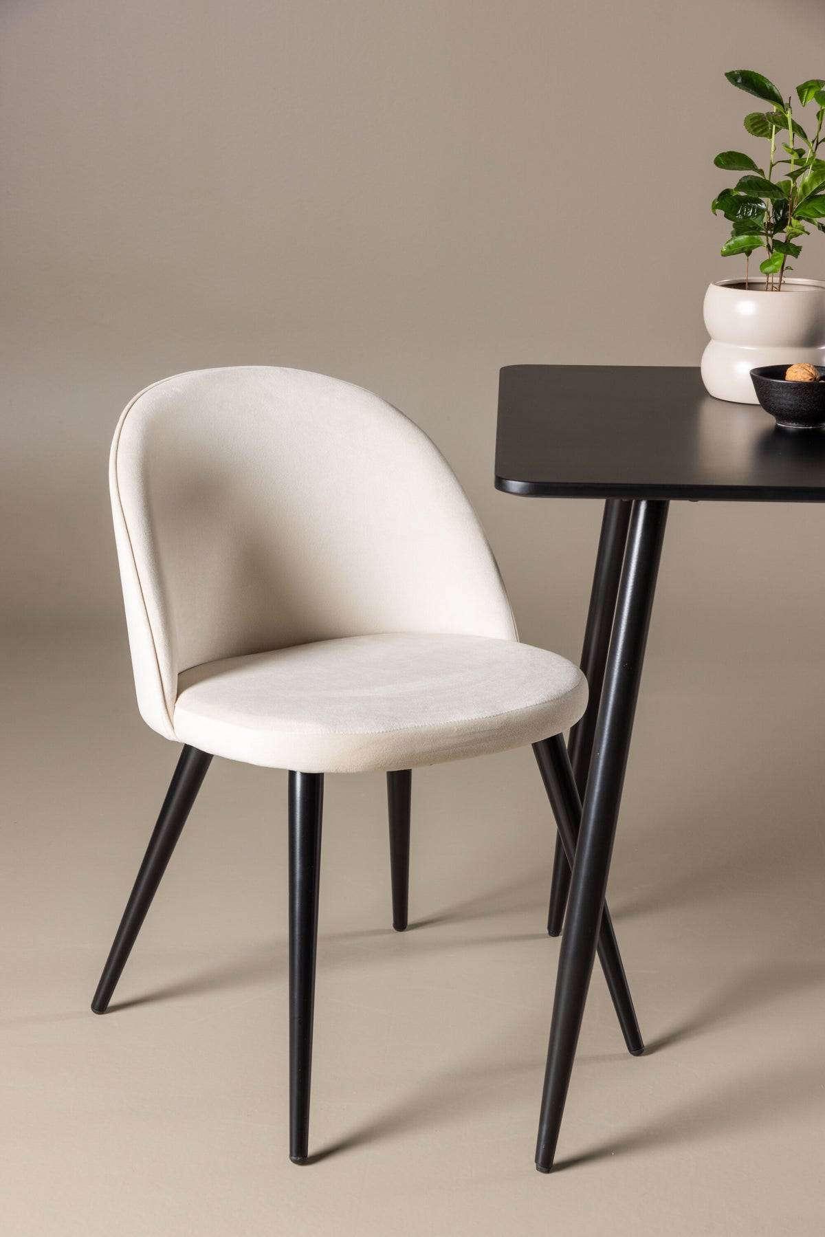 Polar Esstisch mit Velvet Stühlen in  präsentiert im Onlineshop von KAQTU Design AG. Esszimmerset ist von Venture Home