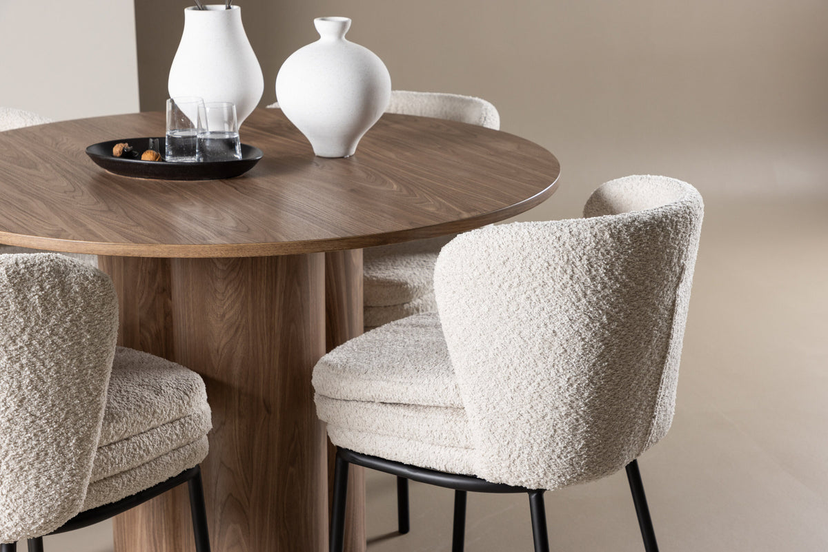 Olivia Esstisch mit Agnes Stühlen in Weiss präsentiert im Onlineshop von KAQTU Design AG. Esszimmerset ist von Venture Home
