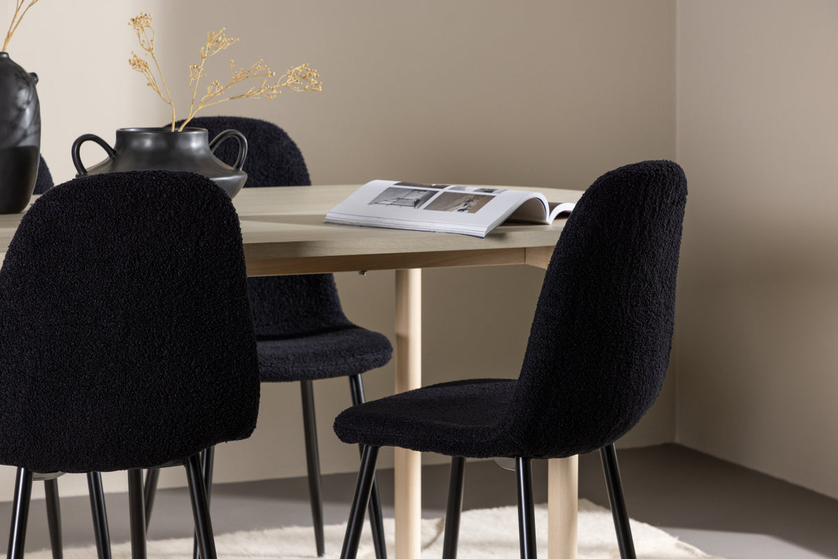 Andy Esstisch mit Polar Stühlen in Schwarz präsentiert im Onlineshop von KAQTU Design AG. Esszimmerset ist von Venture Home