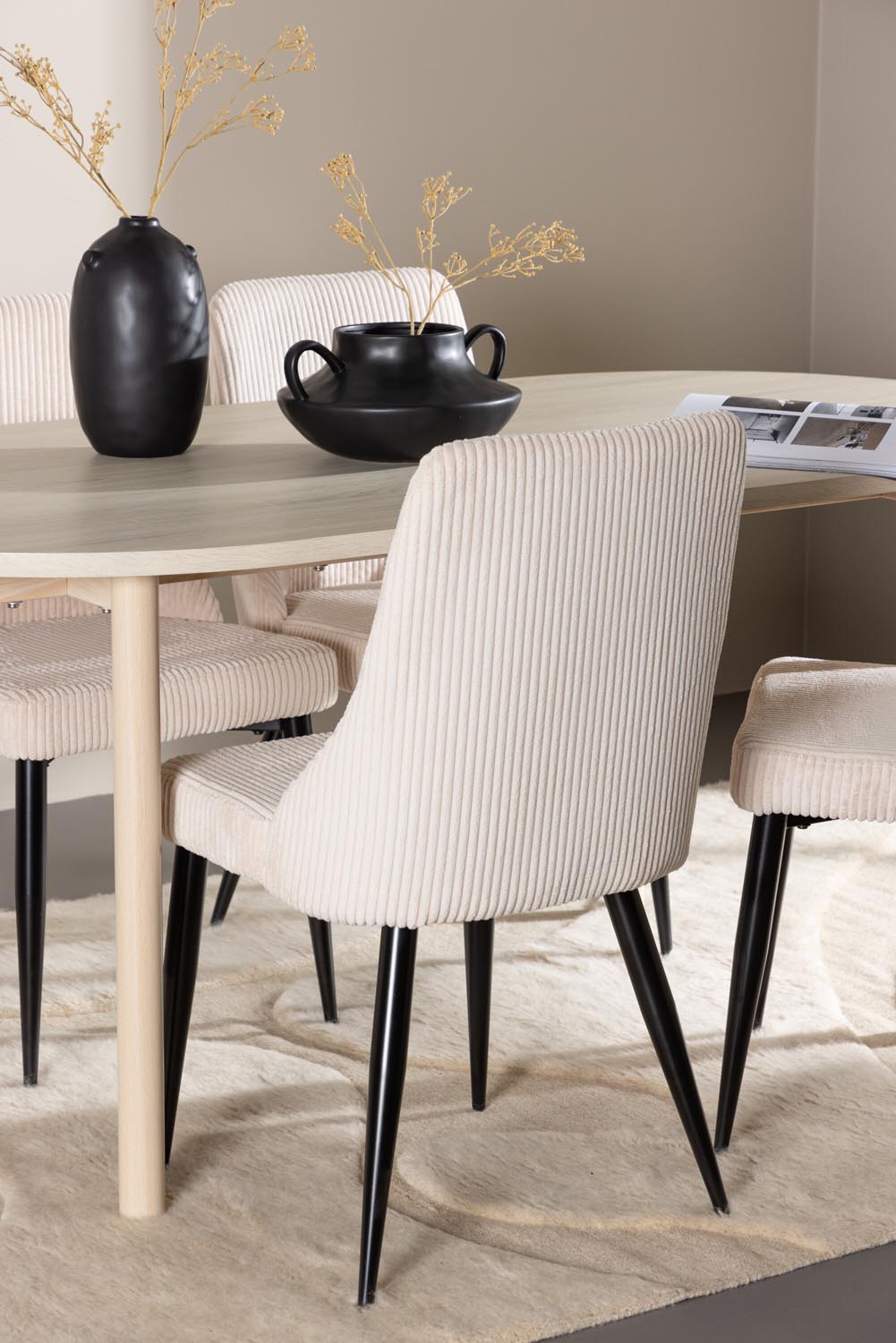 Andy Esstisch mit Leone Stühlen in  präsentiert im Onlineshop von KAQTU Design AG. Esszimmerset ist von Venture Home