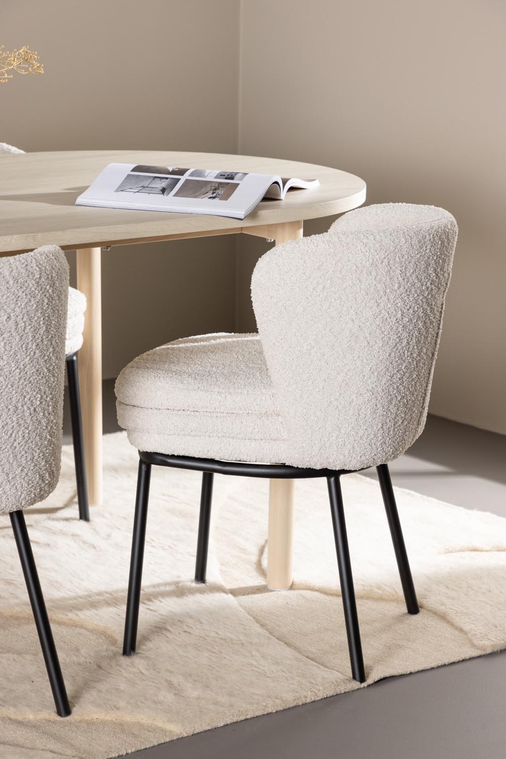 Andy Esstisch mit Agnes Stühlen in  präsentiert im Onlineshop von KAQTU Design AG. Esszimmerset ist von Venture Home