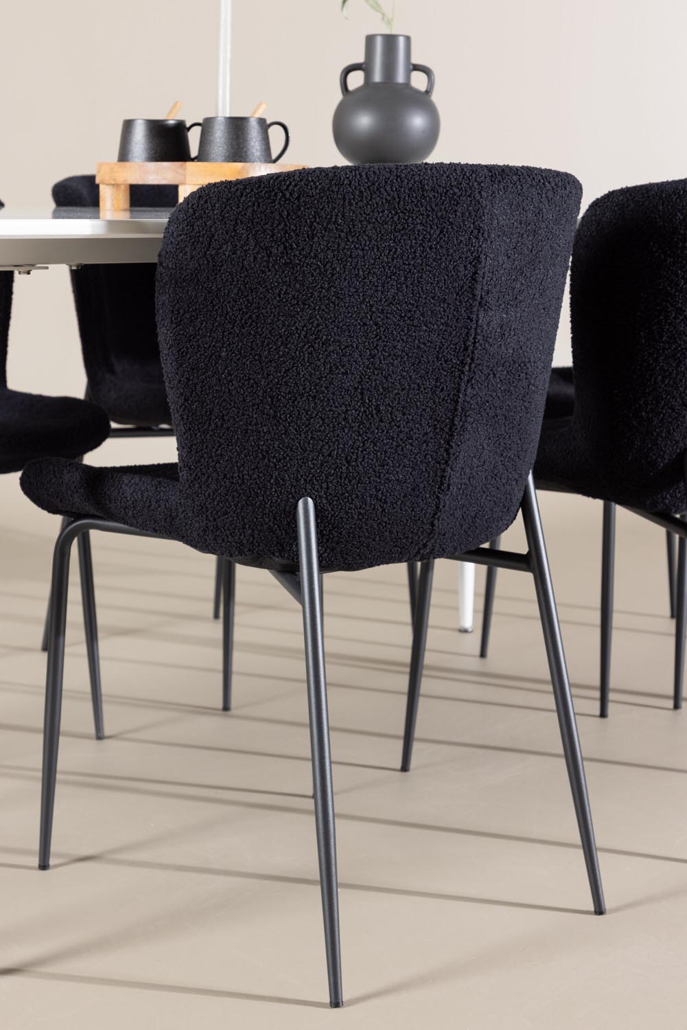Silar Esstisch mit Modesto Stühlen in  präsentiert im Onlineshop von KAQTU Design AG. Esszimmerset ist von Venture Home