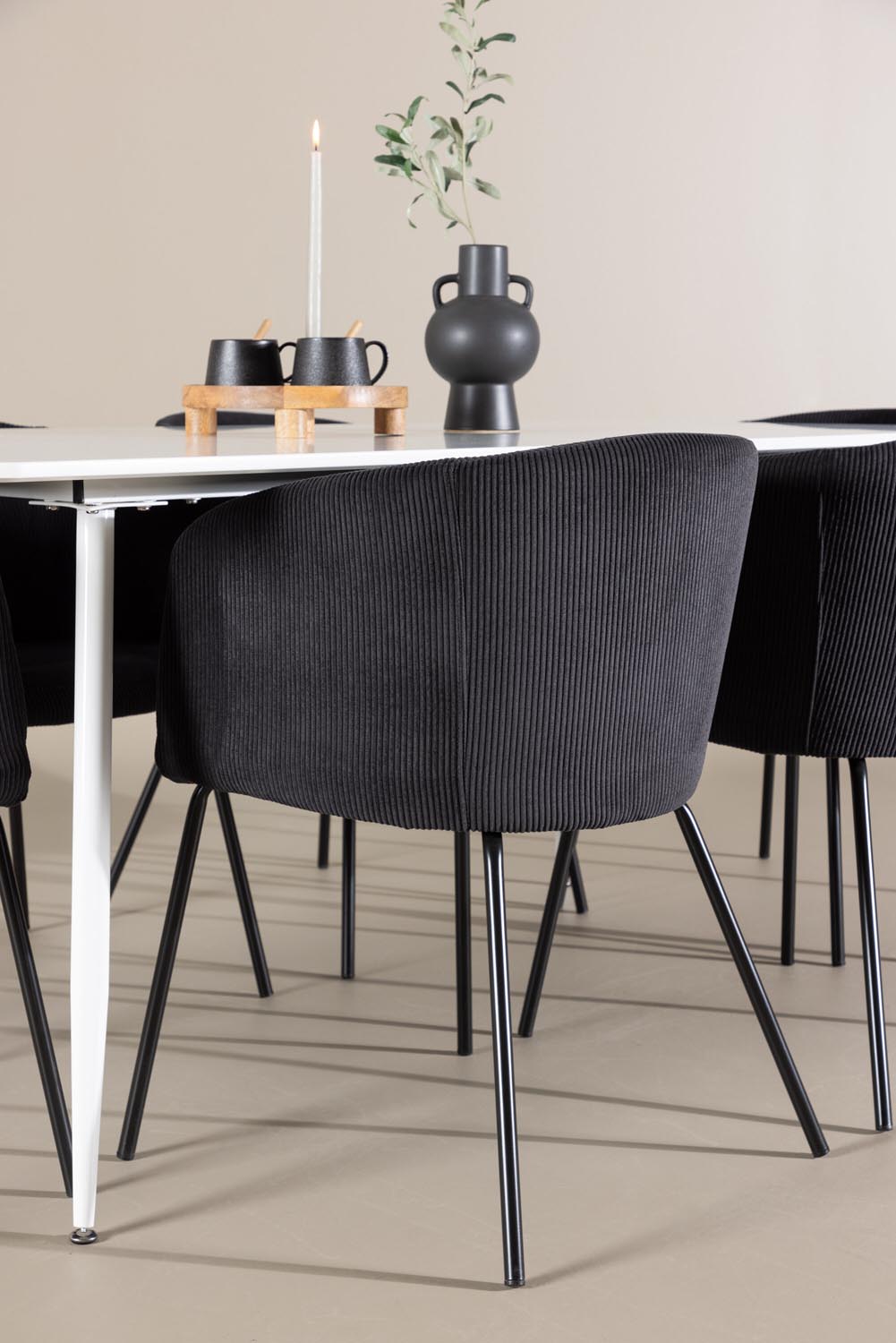 Silar Esstisch mit Stühlen von Berit in  präsentiert im Onlineshop von KAQTU Design AG. Esszimmerset ist von Venture Home