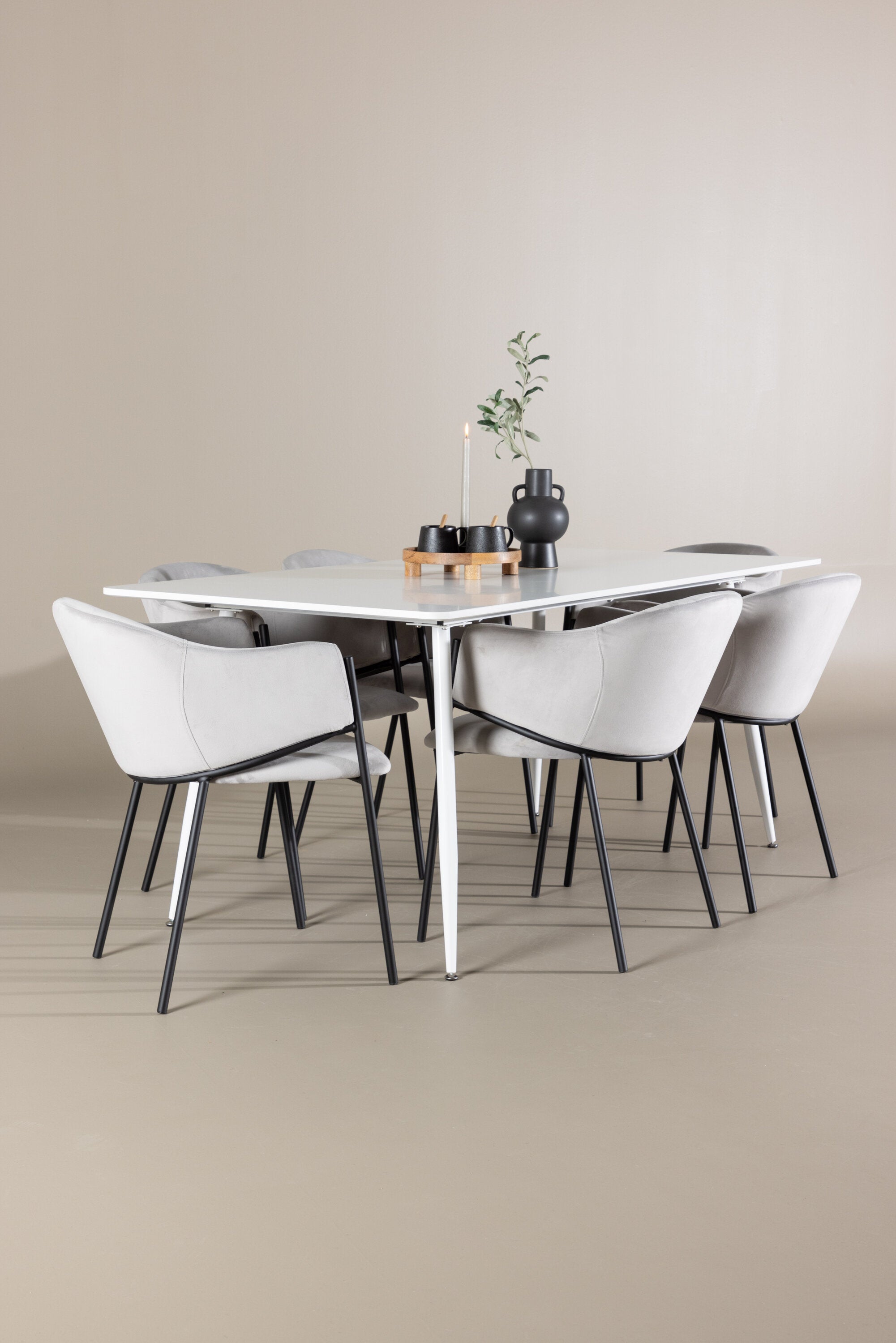 Silar Esstisch mit Evelina Stühlen in  präsentiert im Onlineshop von KAQTU Design AG. Esszimmerset ist von Venture Home