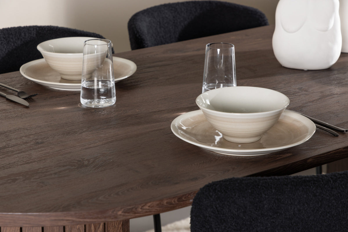 Härön Esstisch mit Modesto Stühlen in Schwarz präsentiert im Onlineshop von KAQTU Design AG. Esszimmerset ist von Venture Home