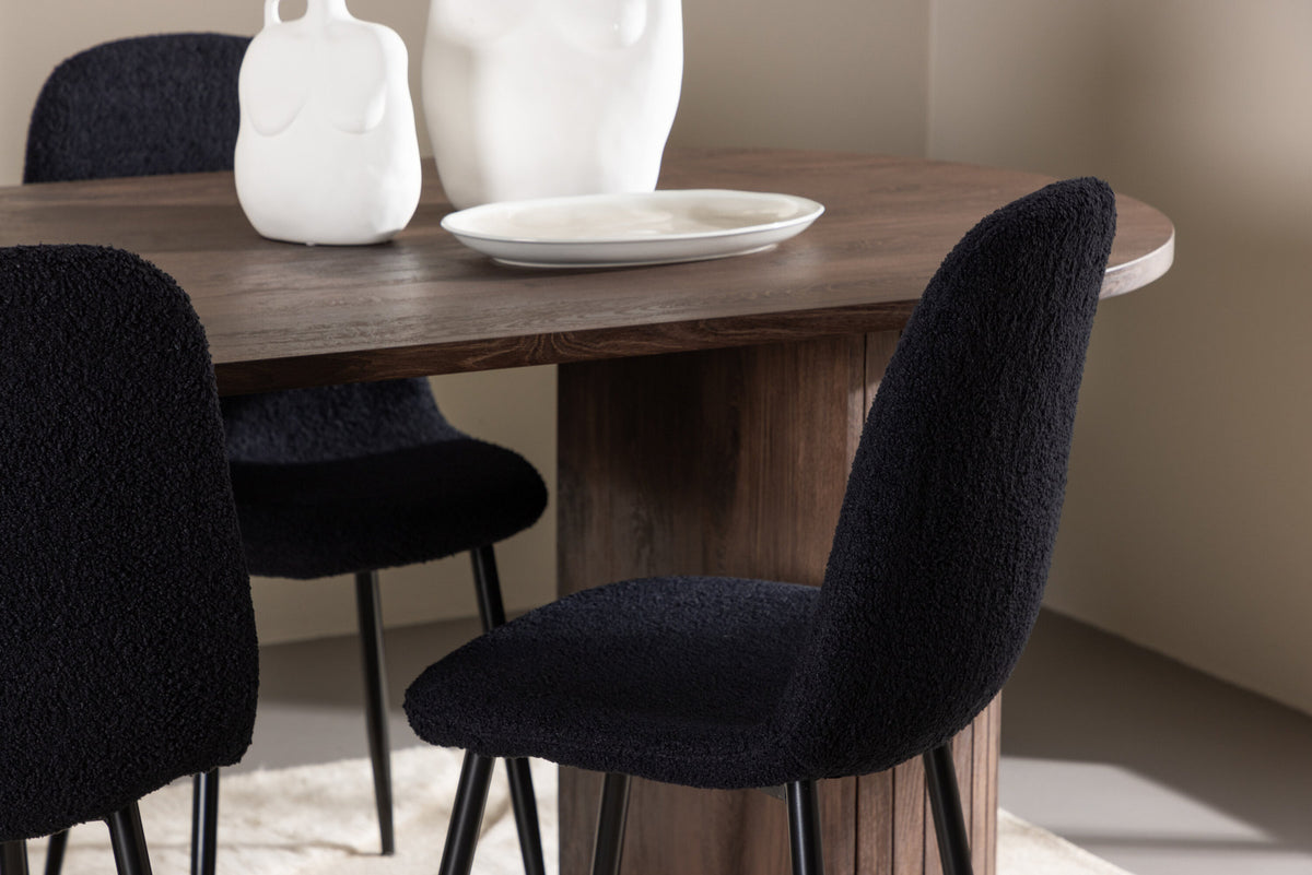 Härön Esstisch mit Polar Stühlen in Schwarz präsentiert im Onlineshop von KAQTU Design AG. Esszimmerset ist von Venture Home