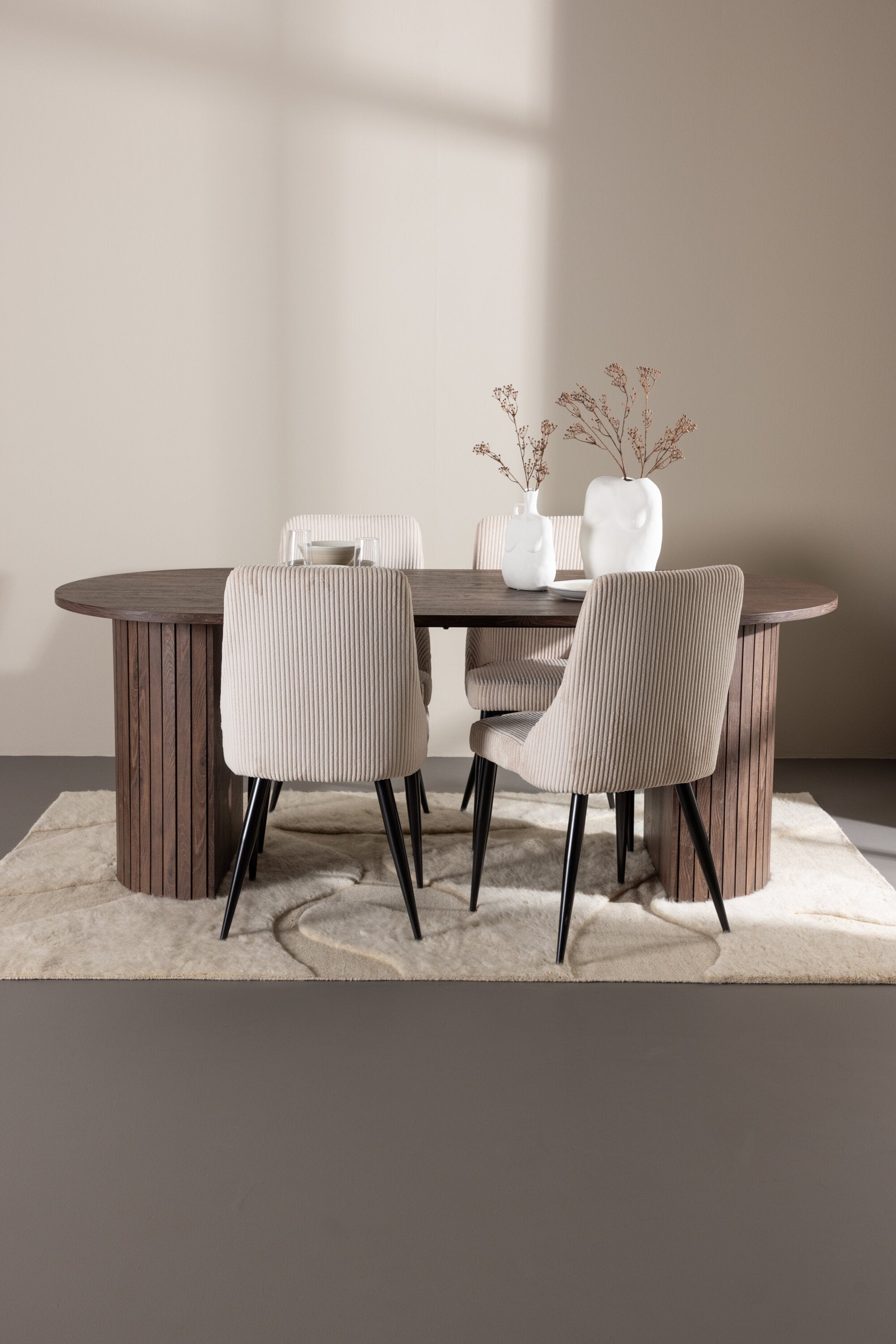 Härön Esstisch mit Leone Stühlen in  präsentiert im Onlineshop von KAQTU Design AG. Esszimmerset ist von Venture Home