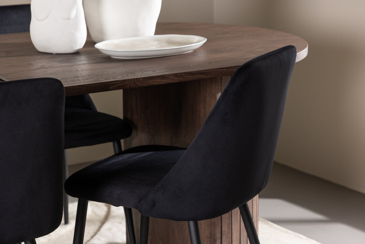 Härön Esstisch mit Night Stühlen in Schwarz präsentiert im Onlineshop von KAQTU Design AG. Esszimmerset ist von Venture Home