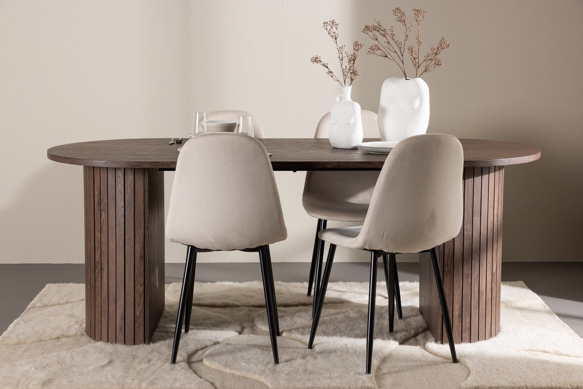 Härön Esstisch mit Polar Stühlen in Beige präsentiert im Onlineshop von KAQTU Design AG. Esszimmerset ist von Venture Home