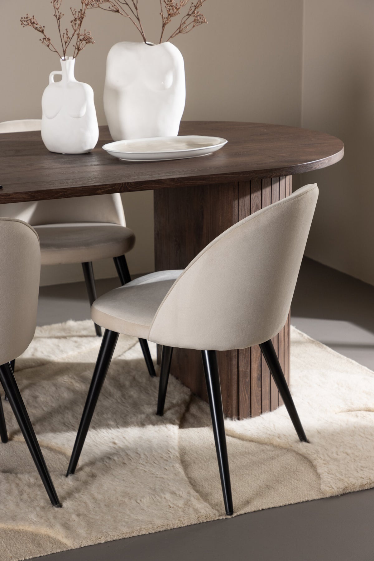 Härön Esstisch mit Velvet Stühlen in  präsentiert im Onlineshop von KAQTU Design AG. Esszimmerset ist von Venture Home