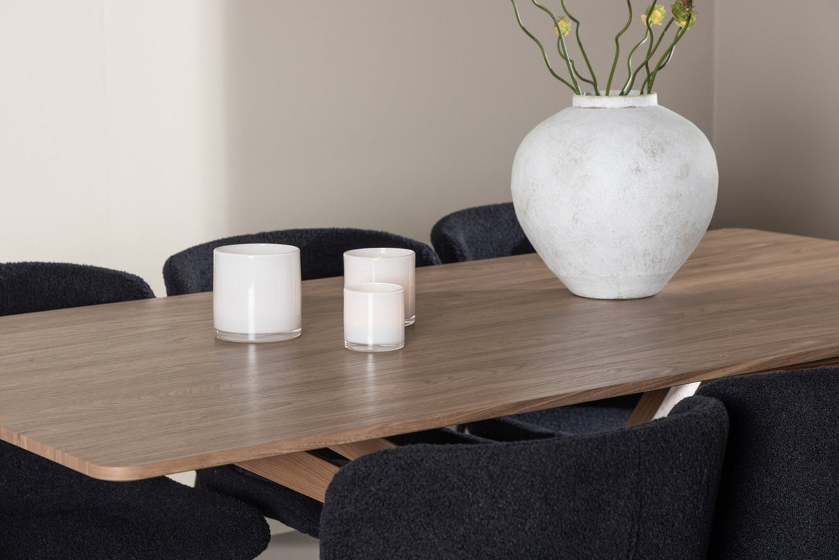 Piazza Esstisch mit Modesto Stühlen in Schwarz präsentiert im Onlineshop von KAQTU Design AG. Esszimmerset ist von Venture Home