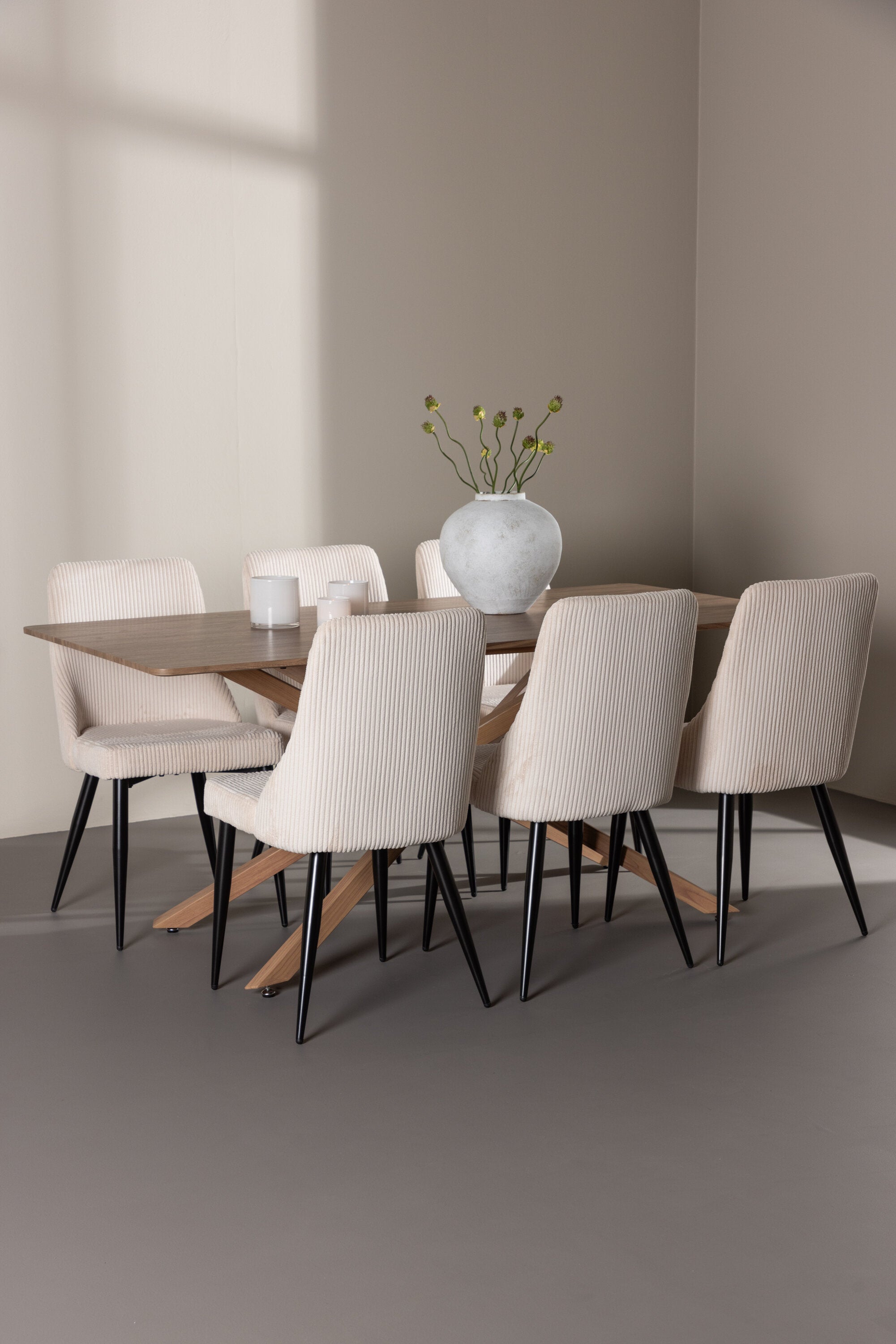 Piazza Esstisch mit Leone Stühlen in  präsentiert im Onlineshop von KAQTU Design AG. Esszimmerset ist von Venture Home