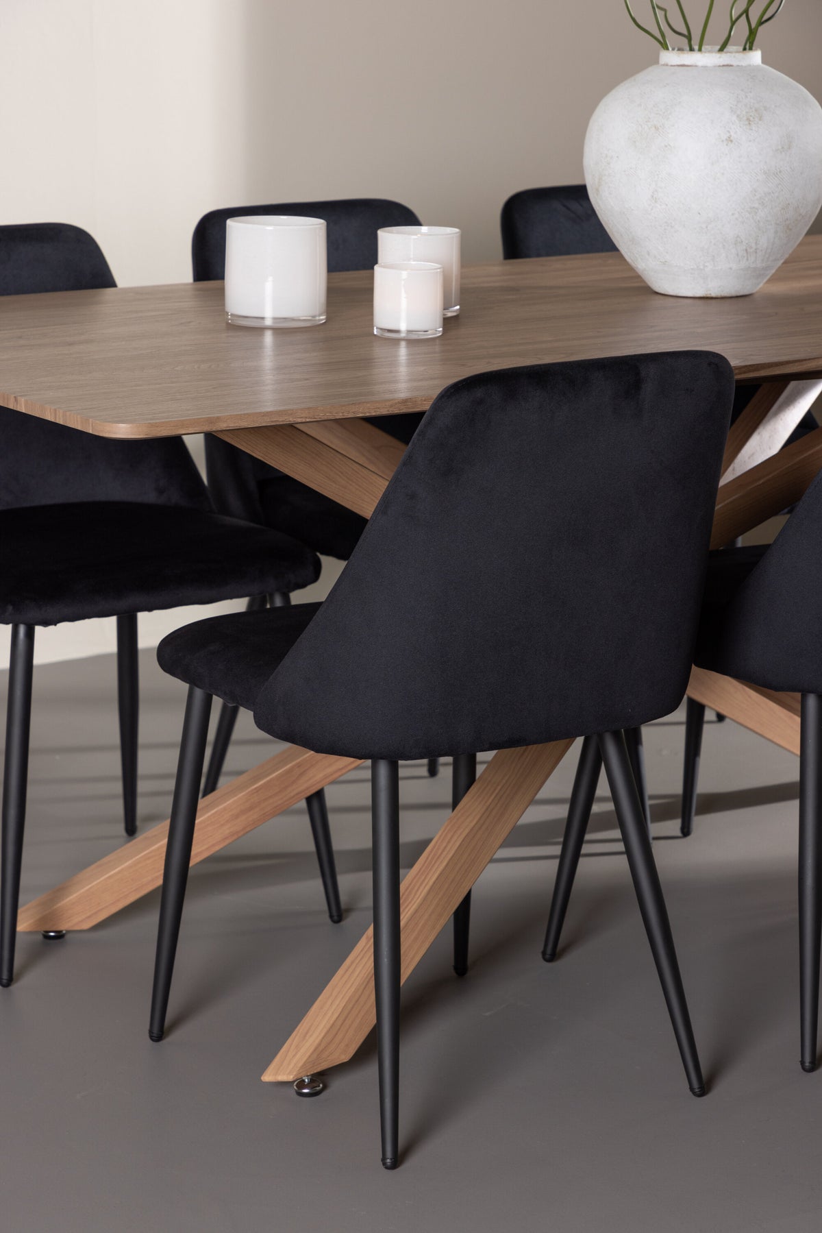 Piazza Esstisch mit Night Stühlen in  präsentiert im Onlineshop von KAQTU Design AG. Esszimmerset ist von Venture Home