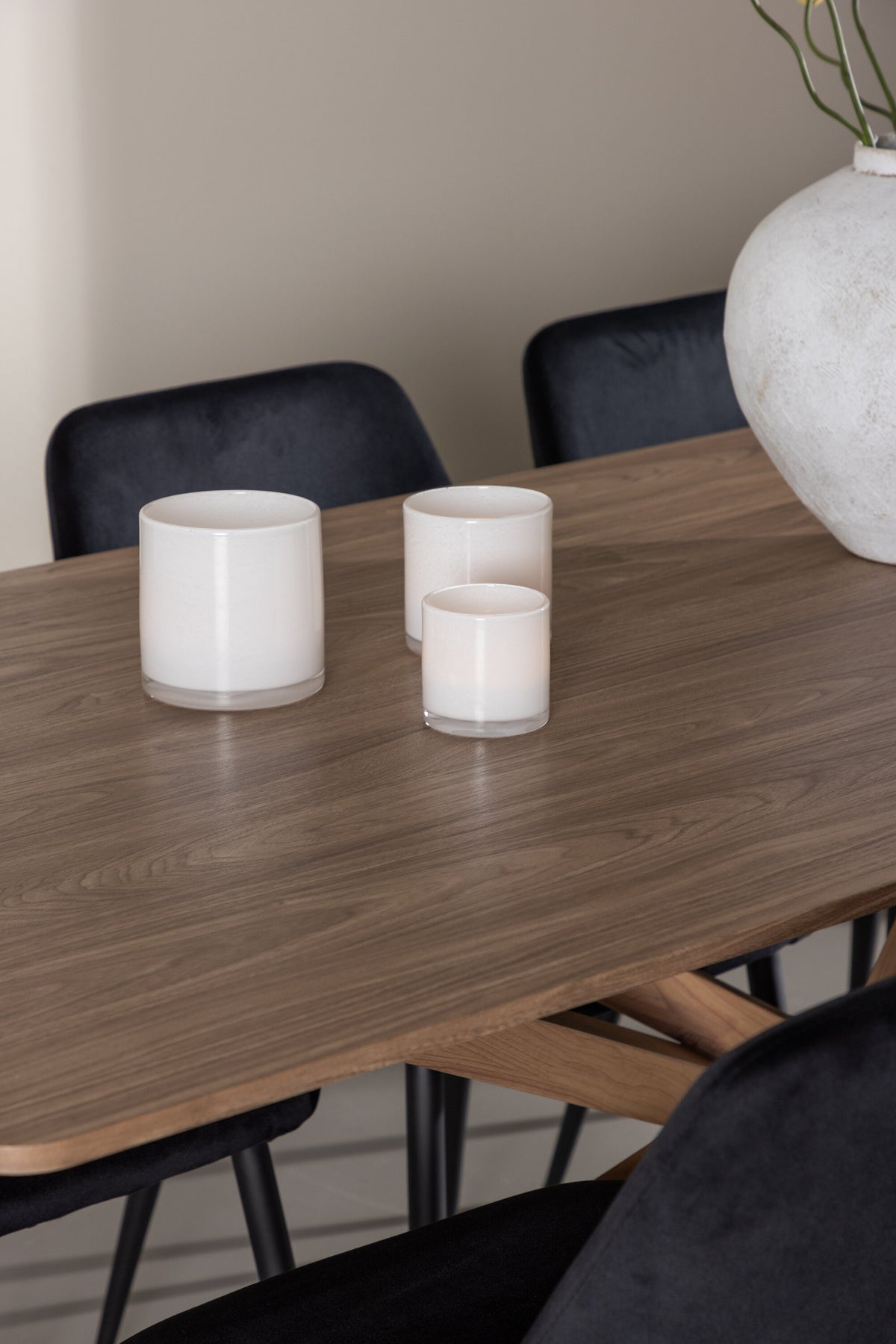 Piazza Esstisch mit Night Stühlen in  präsentiert im Onlineshop von KAQTU Design AG. Esszimmerset ist von Venture Home