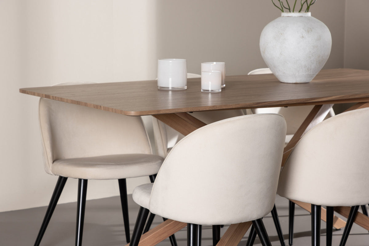 Piazza Esstisch mit Velvet Stühlen in Beige präsentiert im Onlineshop von KAQTU Design AG. Esszimmerset ist von Venture Home