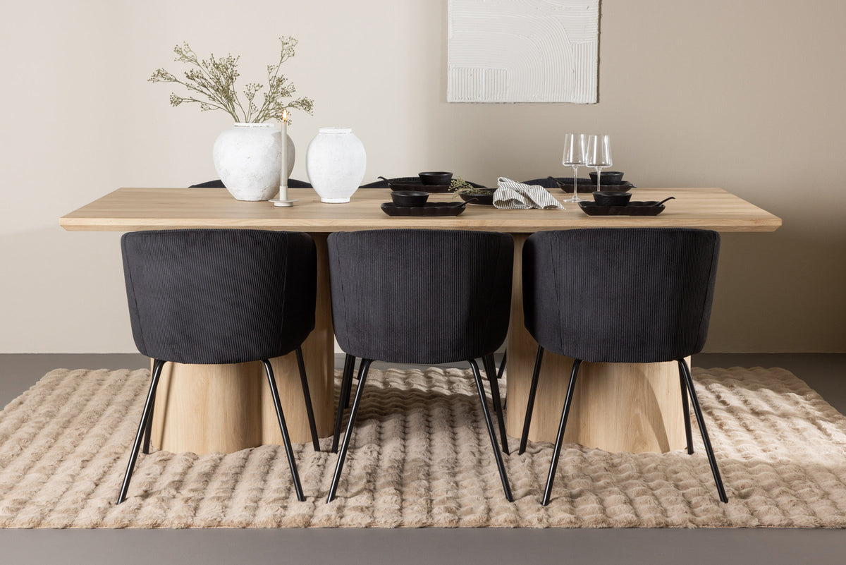 Olivia Esstisch mit Stühlen von Berit in Schwarz präsentiert im Onlineshop von KAQTU Design AG. Esszimmerset ist von Venture Home
