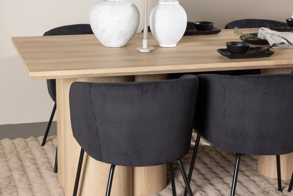 Olivia Esstisch mit Stühlen von Berit in Schwarz präsentiert im Onlineshop von KAQTU Design AG. Esszimmerset ist von Venture Home