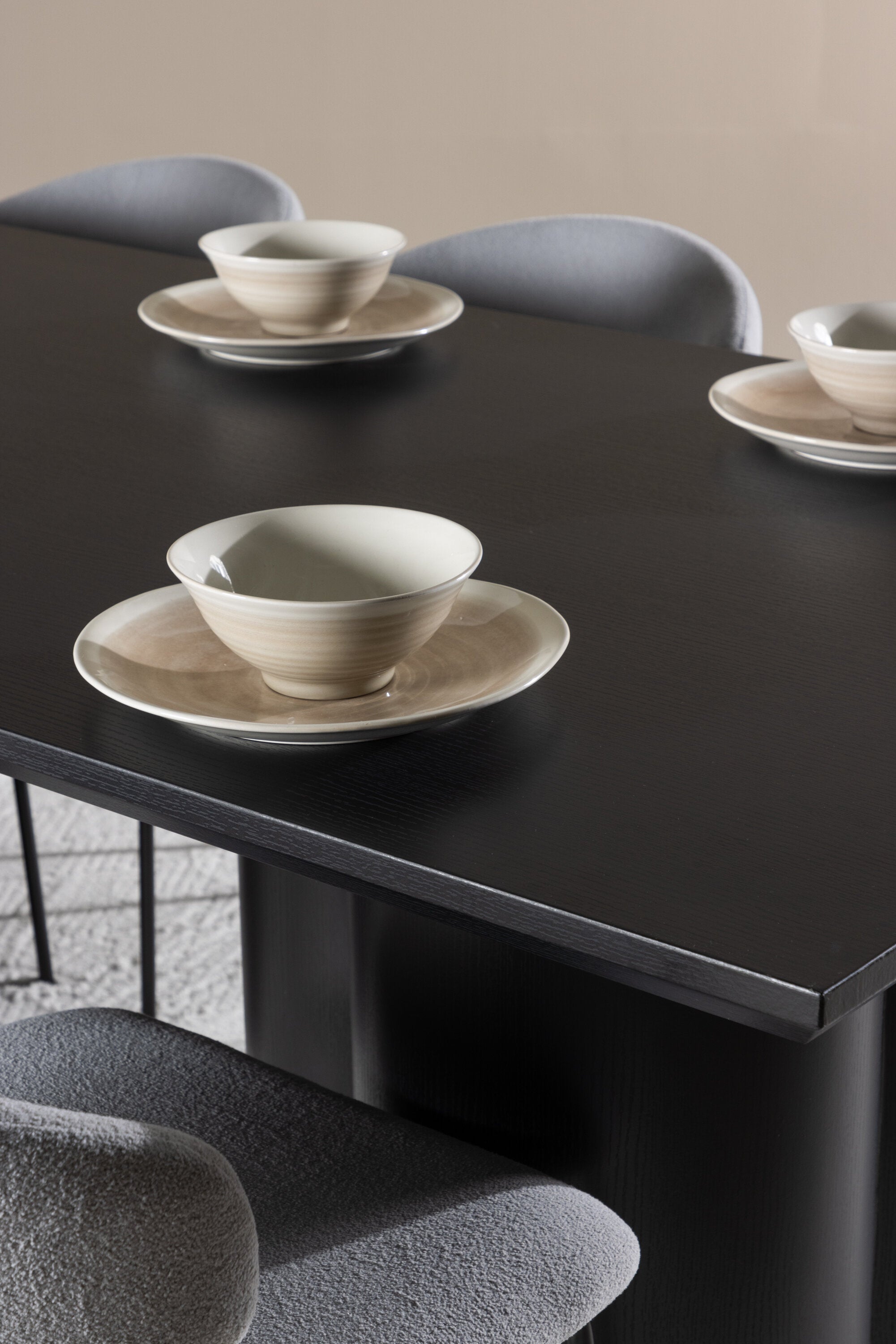Esstisch Olivia mit Stühlen Chico in  präsentiert im Onlineshop von KAQTU Design AG. Esszimmerset ist von Venture Home