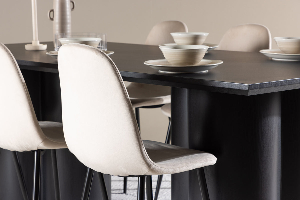 Olivia Esstisch mit Polar Stühlen in Beige präsentiert im Onlineshop von KAQTU Design AG. Esszimmerset ist von Venture Home