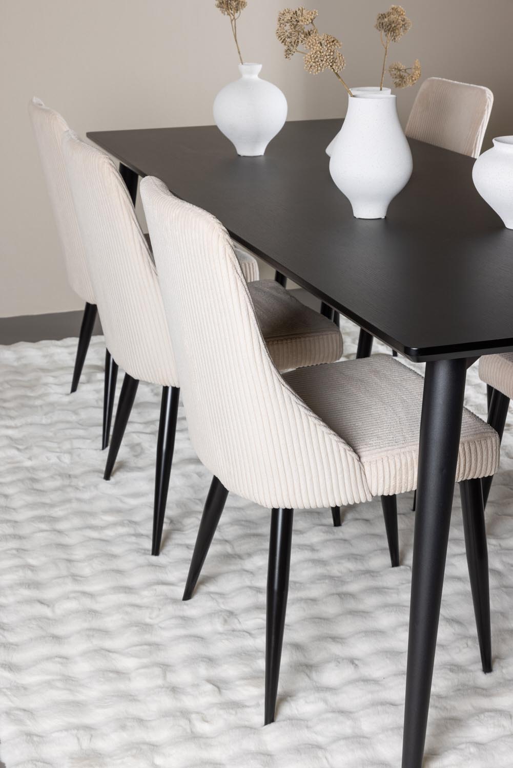 Ellis Esstisch mit Leone Stühlen in  präsentiert im Onlineshop von KAQTU Design AG. Esszimmerset ist von Venture Home