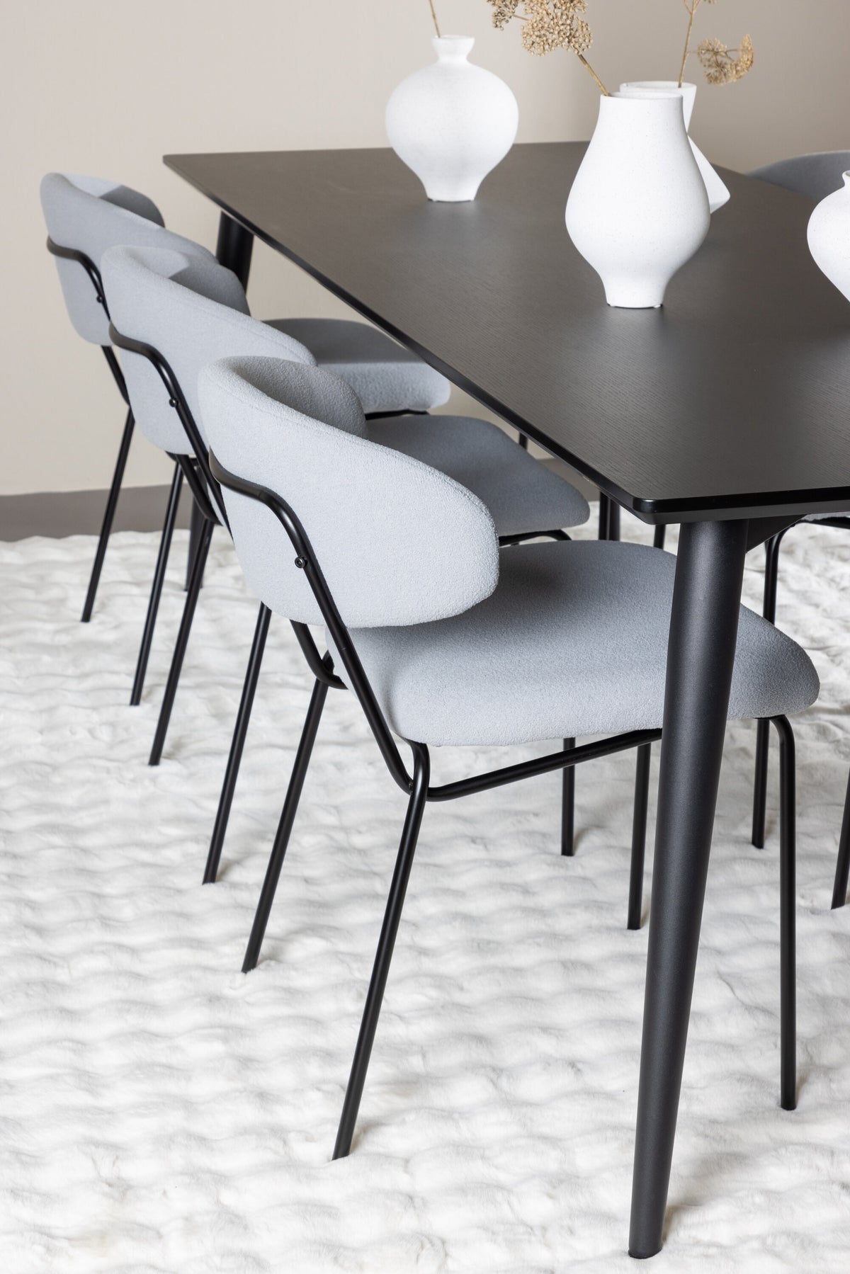 Ellis Esstisch mit Chico Stühlen in  präsentiert im Onlineshop von KAQTU Design AG. Esszimmerset ist von Venture Home