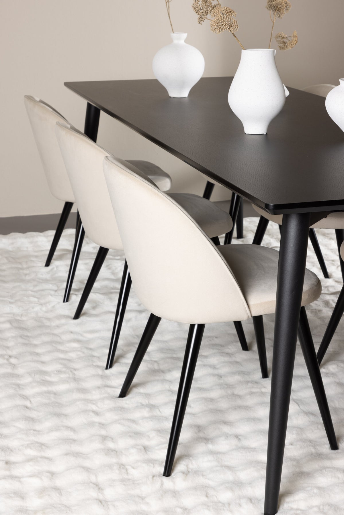 Ellis Esstisch mit Velvet Stühlen in  präsentiert im Onlineshop von KAQTU Design AG. Esszimmerset ist von Venture Home