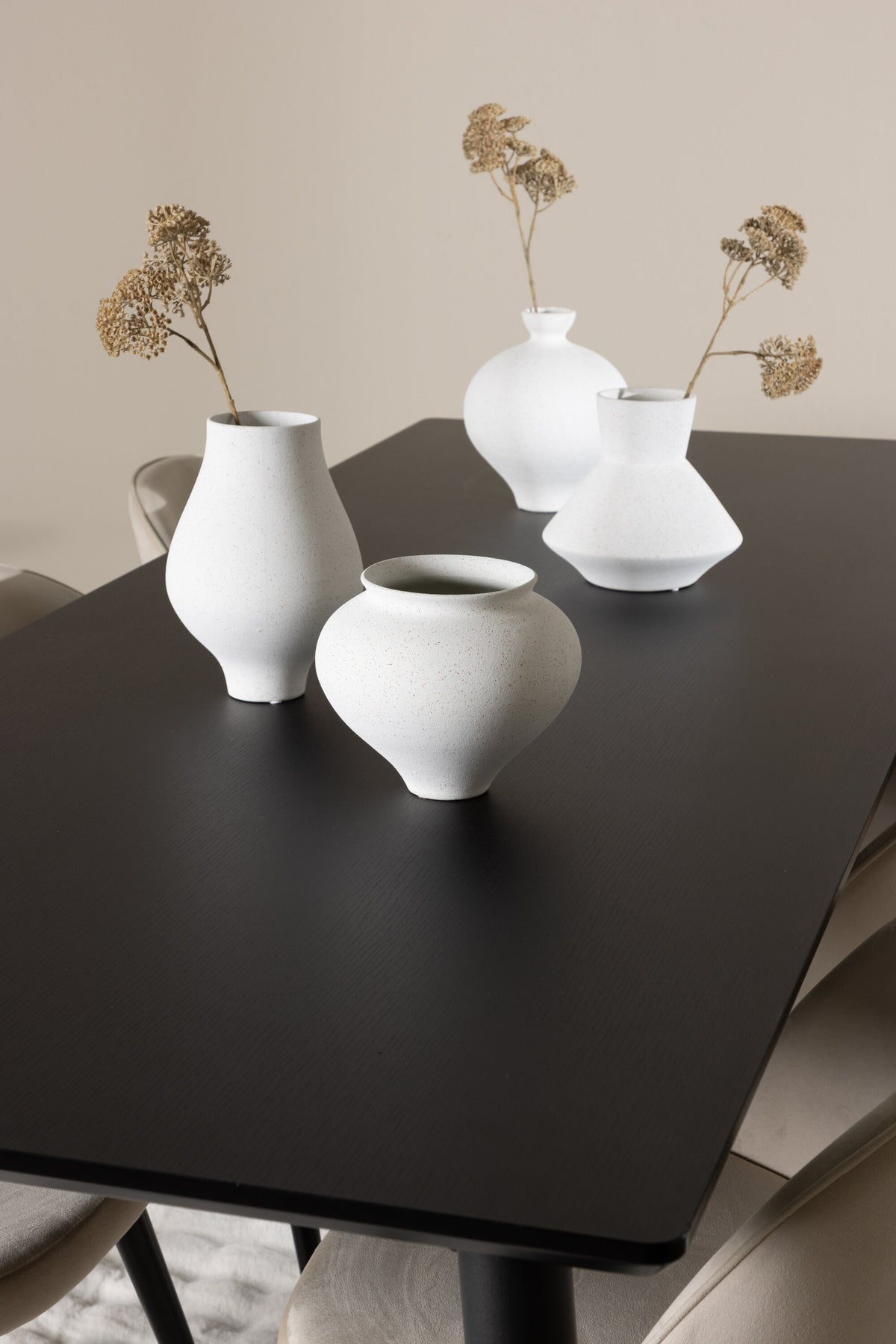 Ellis Esstisch mit Velvet Stühlen in  präsentiert im Onlineshop von KAQTU Design AG. Esszimmerset ist von Venture Home