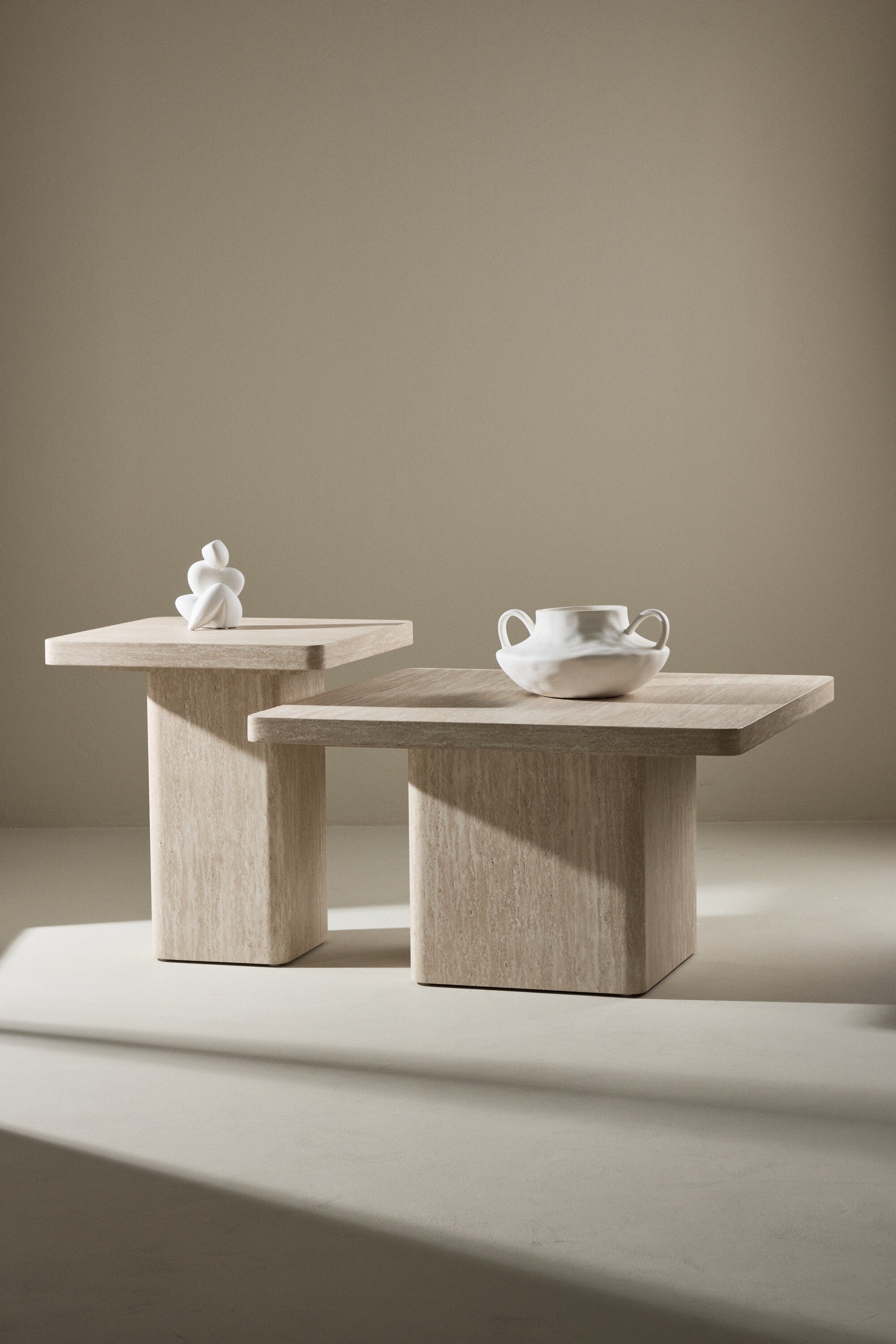 Qvart Sofatisch-Set in Travertinoptik präsentiert im Onlineshop von KAQTU Design AG. Beistelltisch ist von Venture Home