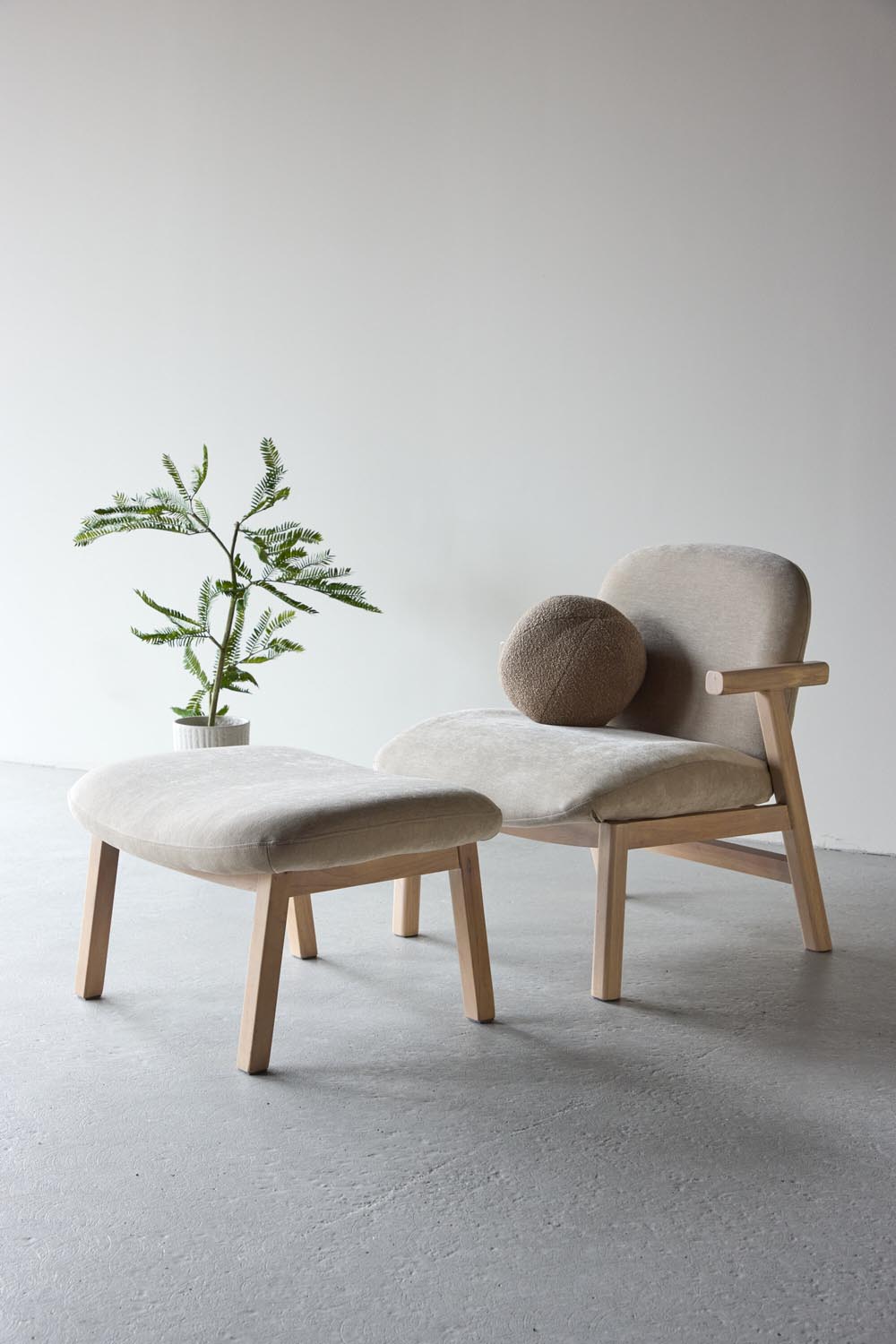Rile Sessel + Ottoman in Weisswasch präsentiert im Onlineshop von KAQTU Design AG. Sessel ist von Venture Home