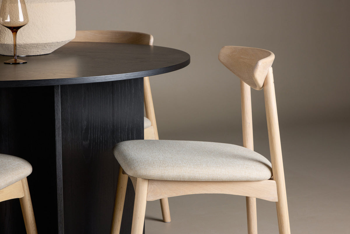 Tyresö Esstisch mit Ven Stühlen in Whitewash präsentiert im Onlineshop von KAQTU Design AG. Esszimmerset ist von Venture Home