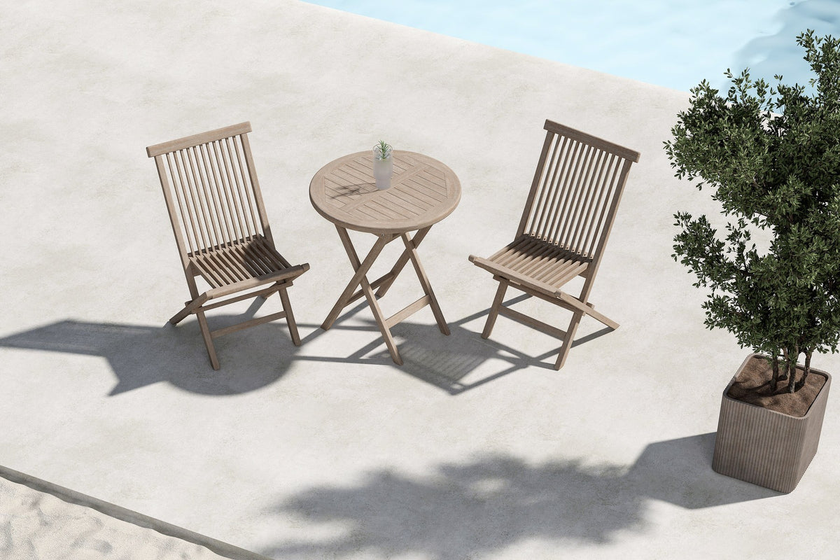 Runder Cafétisch mit zwei Stühlen aus Teakholz in Whitewash, Gartentischset der Serie Kenya von Venture Home im Freien.