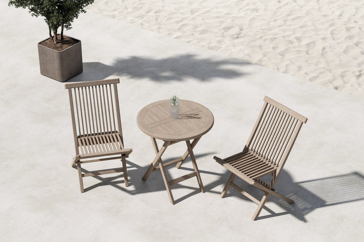 Runder Cafétisch mit zwei Stühlen aus Teakholz in Whitewash, Gartentischset der Serie Kenya von Venture Home im Freien.