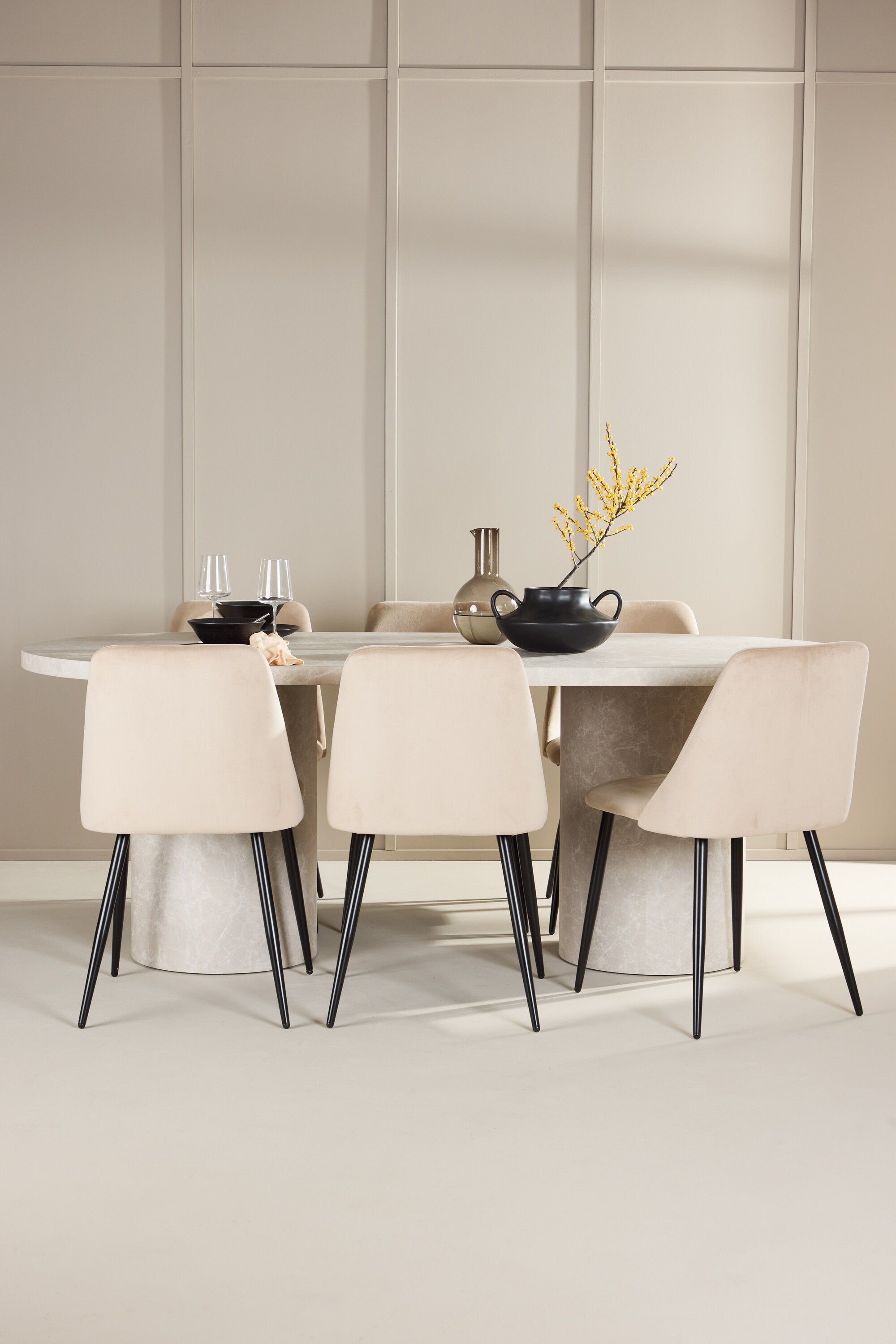Esstisch Narvik mit Nachtstuhl in Beige präsentiert im Onlineshop von KAQTU Design AG. Esszimmerset ist von Venture Home