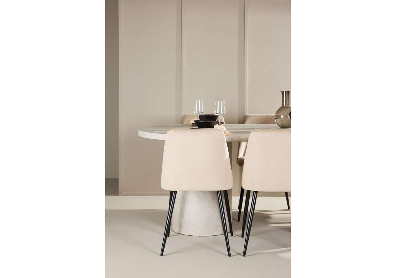 Moderner Esstisch Narvik mit passendem Nachtstuhl von Venture Home, ideal für stilvolle Esszimmer.