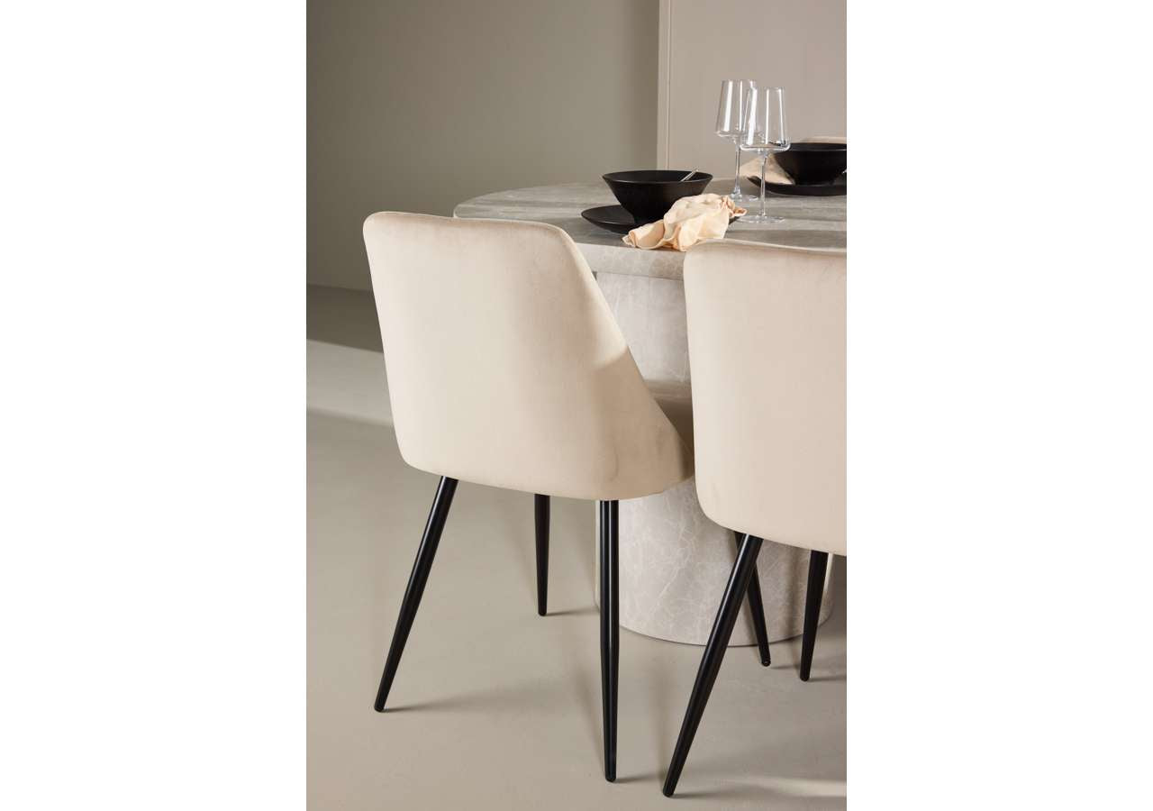 Eleganter Esstisch Narvik mit Nachtstuhl von Venture Home, perfekt für moderne und geschmackvolle Esszimmer.